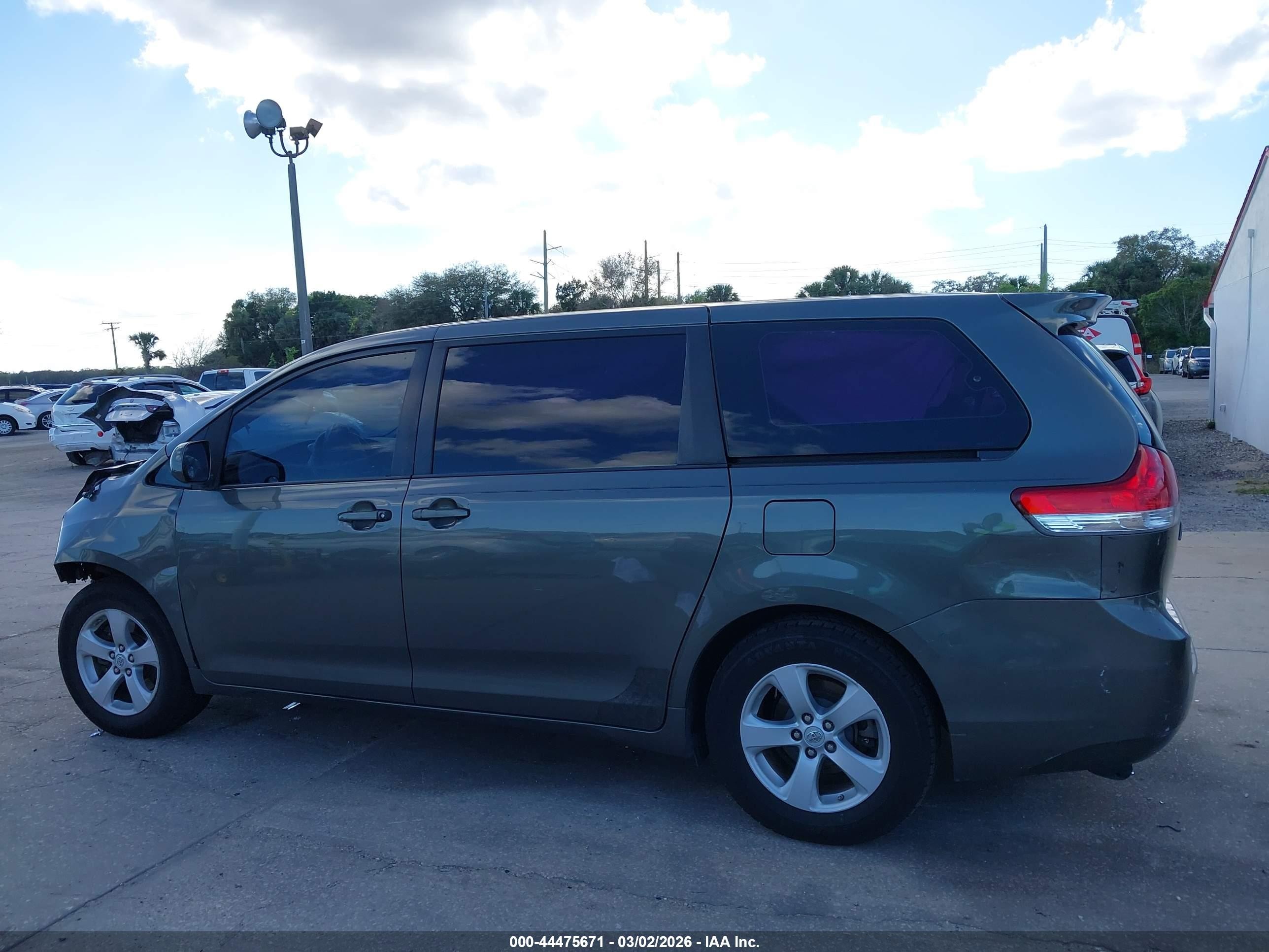 2011 Toyota Sienna Base V6 Серый vin: 5TDZK3DC3BS148330