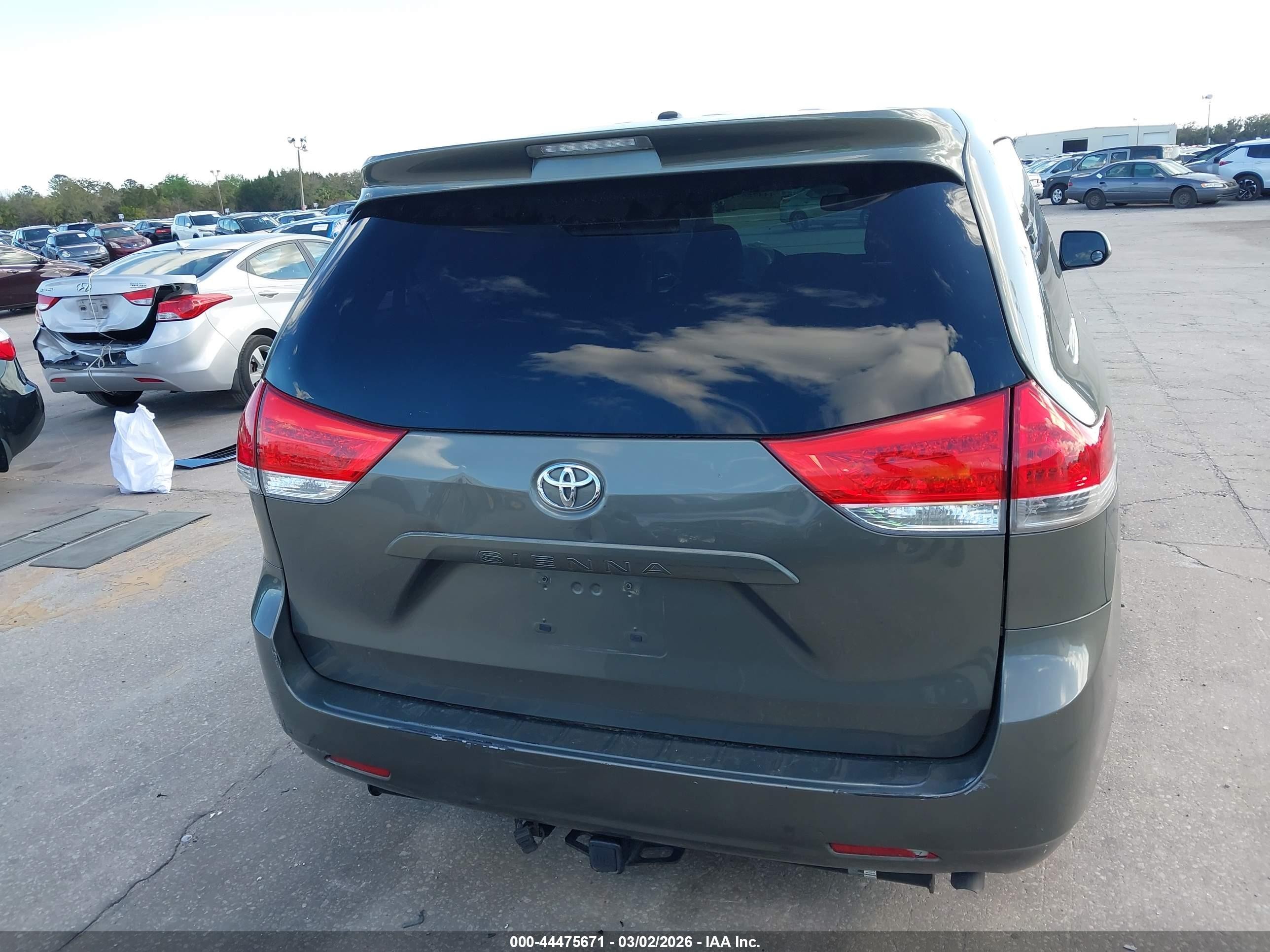 2011 Toyota Sienna Base V6 Серый vin: 5TDZK3DC3BS148330