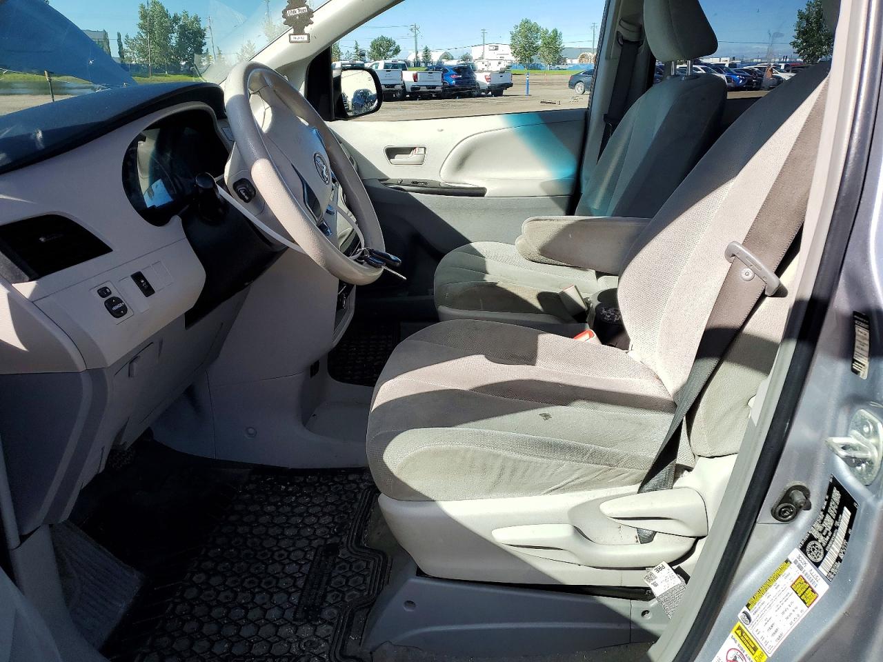 2012 Toyota Sienna Base 7-passenger Silver vin: 5TDZK3DC3CS182754