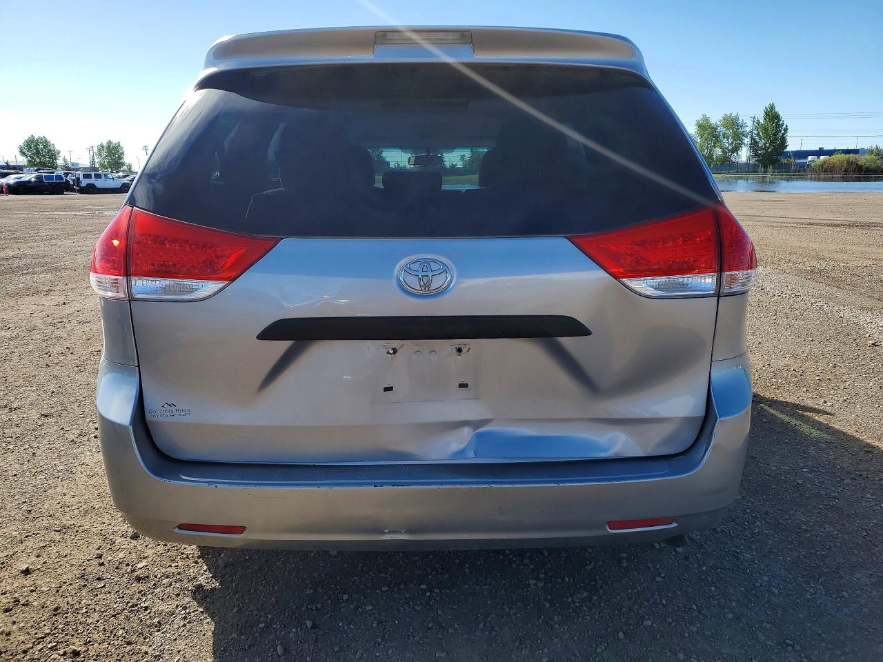 2012 Toyota Sienna Base 7-passenger Silver vin: 5TDZK3DC3CS182754