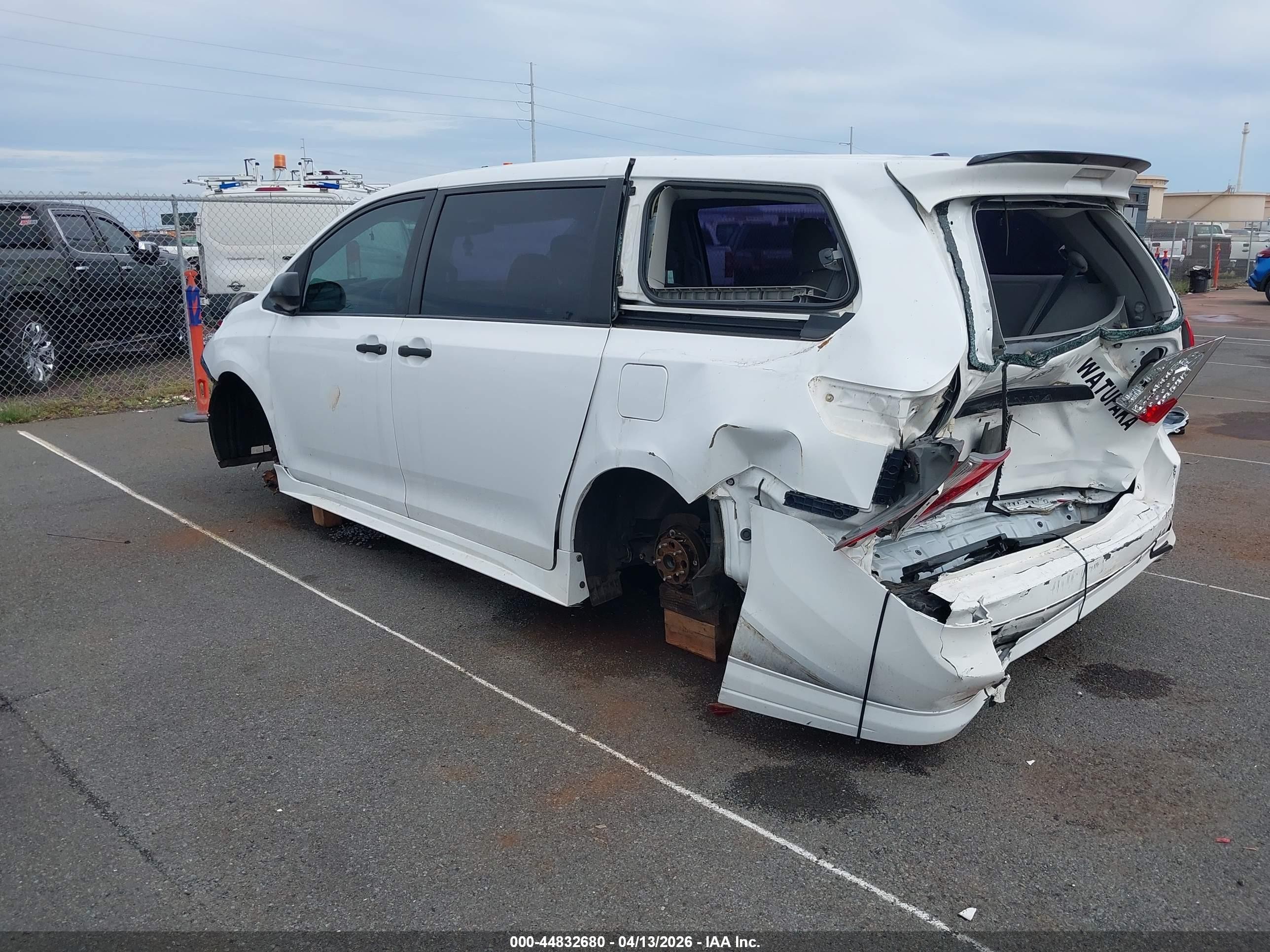 2013 Toyota Sienna L V6 7 Passenger White vin: 5TDZK3DC3DS358364