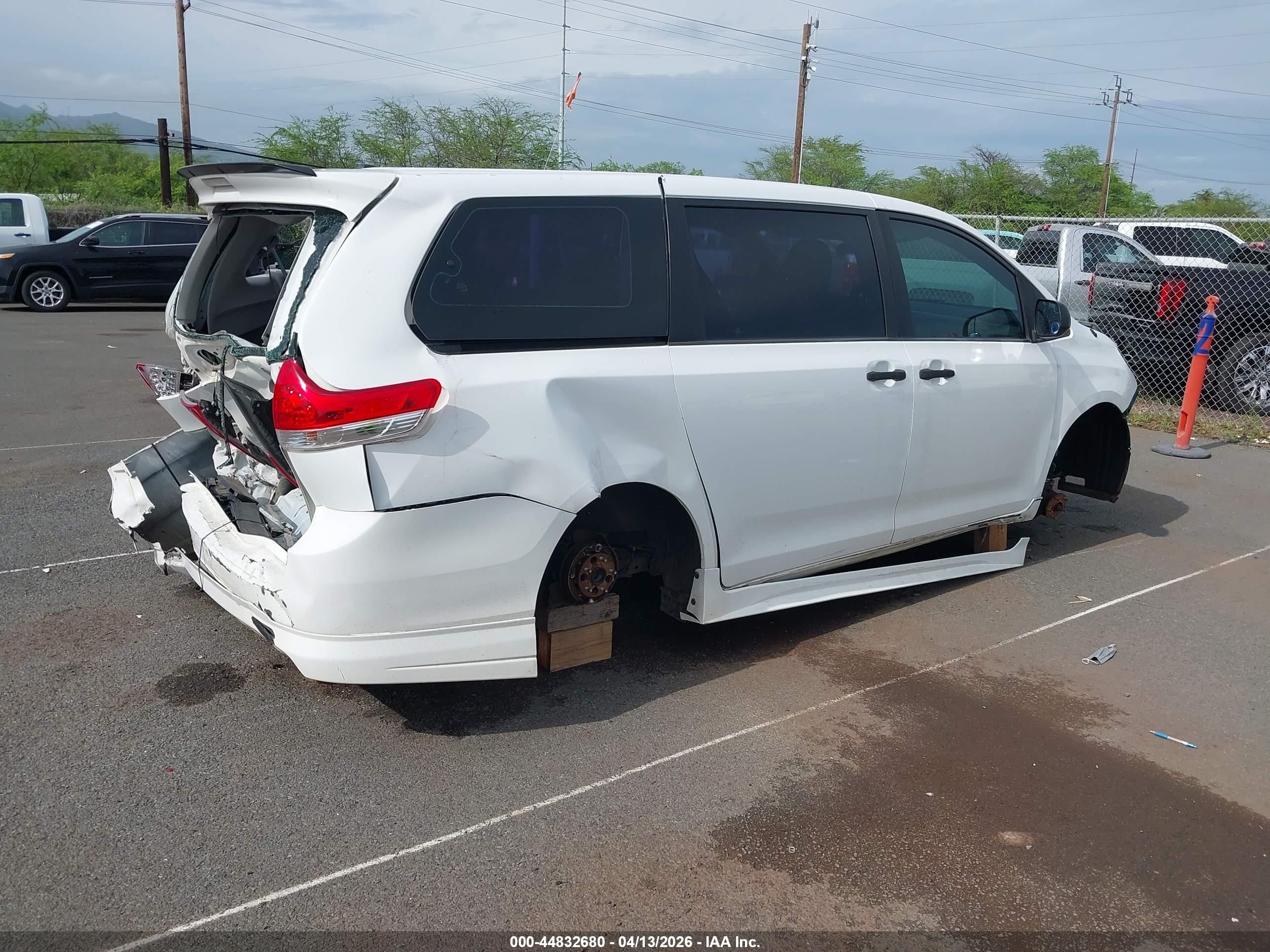2013 Toyota Sienna L V6 7 Passenger White vin: 5TDZK3DC3DS358364