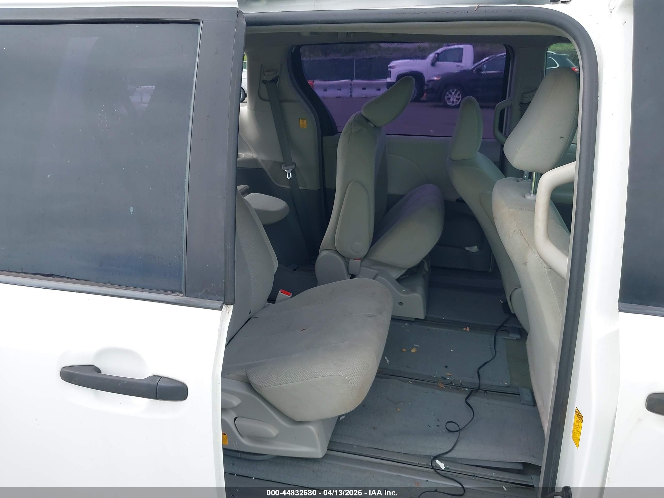 2013 Toyota Sienna L V6 7 Passenger White vin: 5TDZK3DC3DS358364