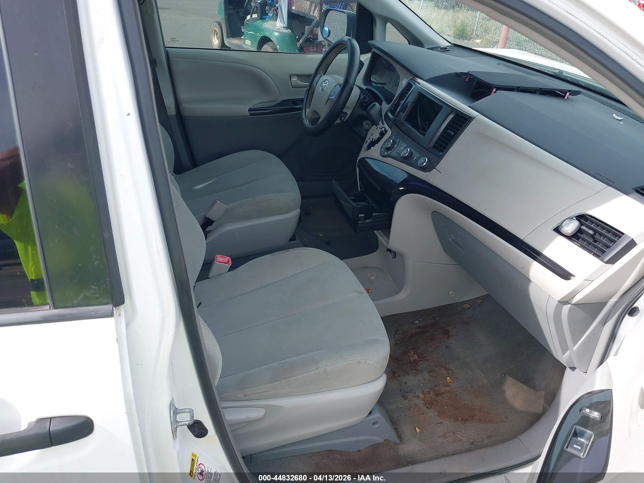 2013 Toyota Sienna L V6 7 Passenger White vin: 5TDZK3DC3DS358364