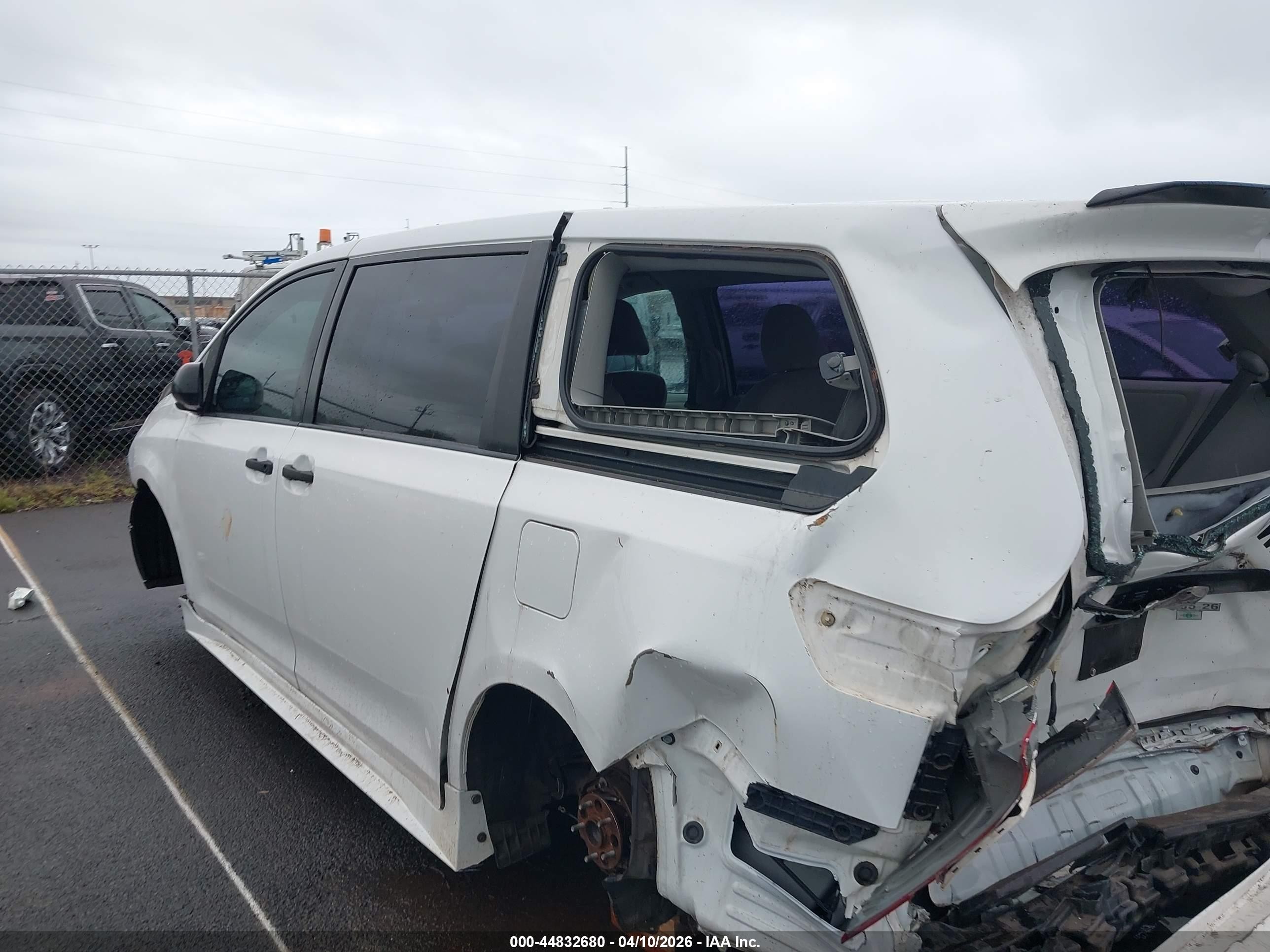 2013 Toyota Sienna L V6 7 Passenger White vin: 5TDZK3DC3DS358364
