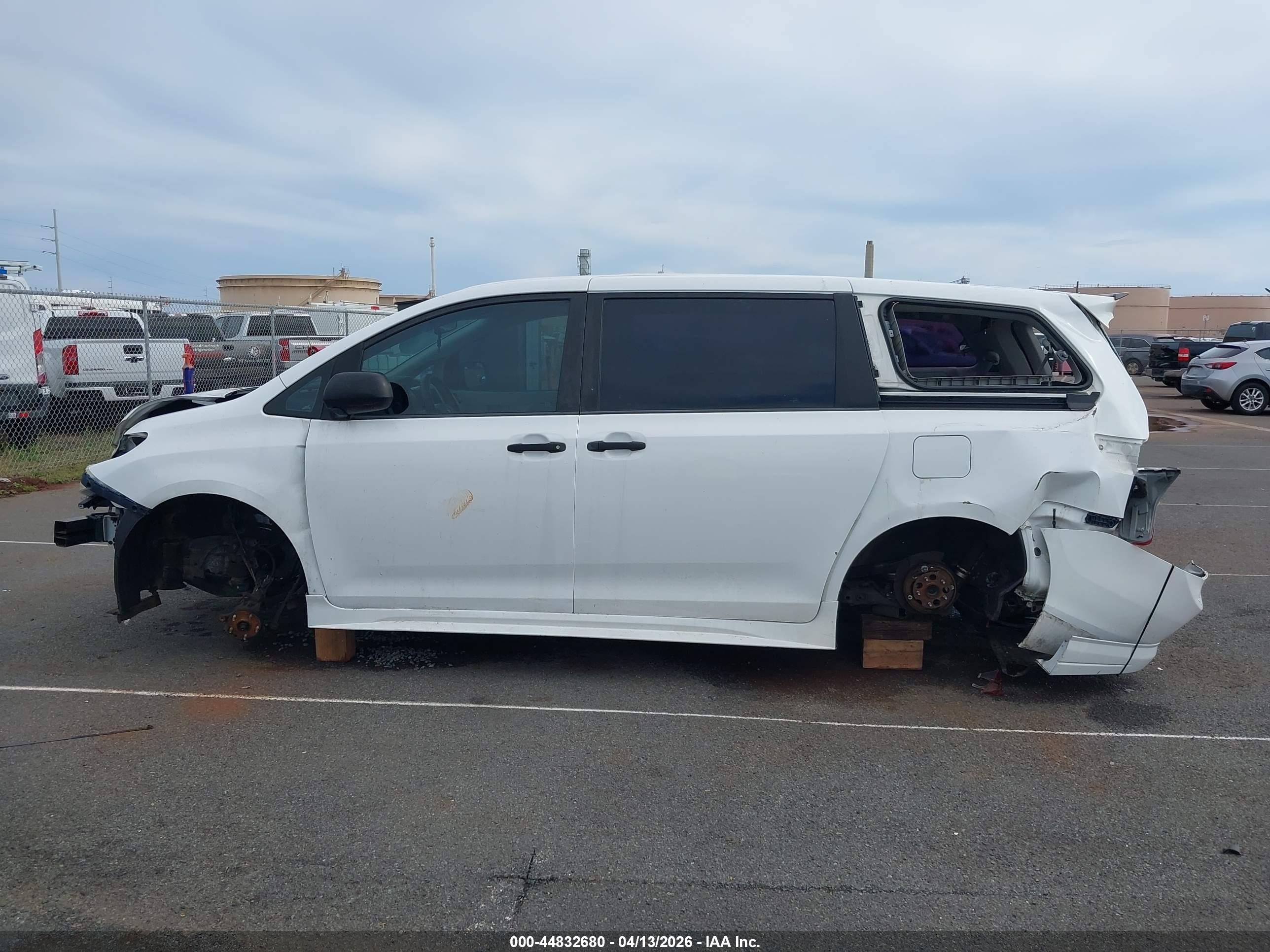 2013 Toyota Sienna L V6 7 Passenger White vin: 5TDZK3DC3DS358364