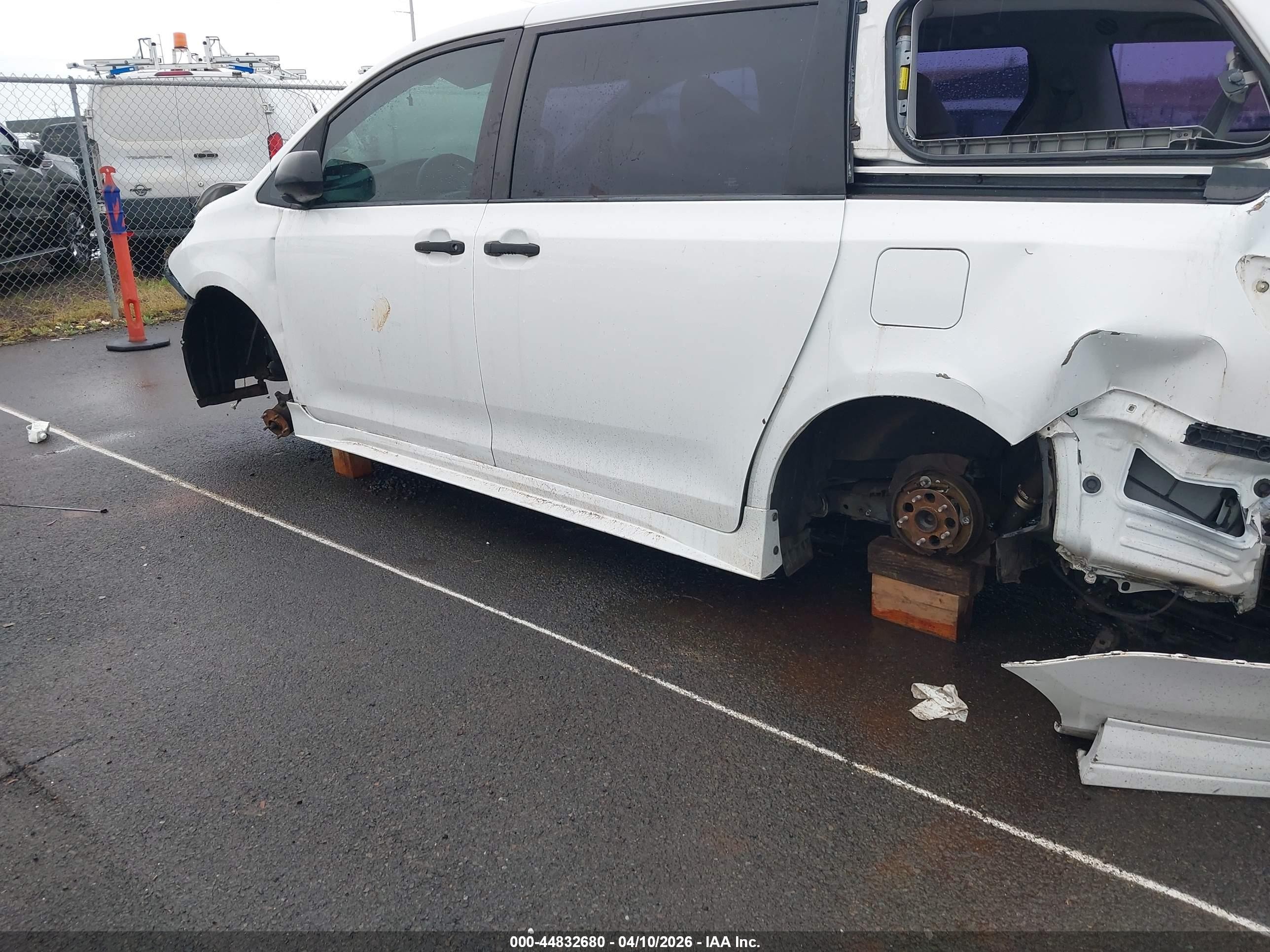 2013 Toyota Sienna L V6 7 Passenger White vin: 5TDZK3DC3DS358364