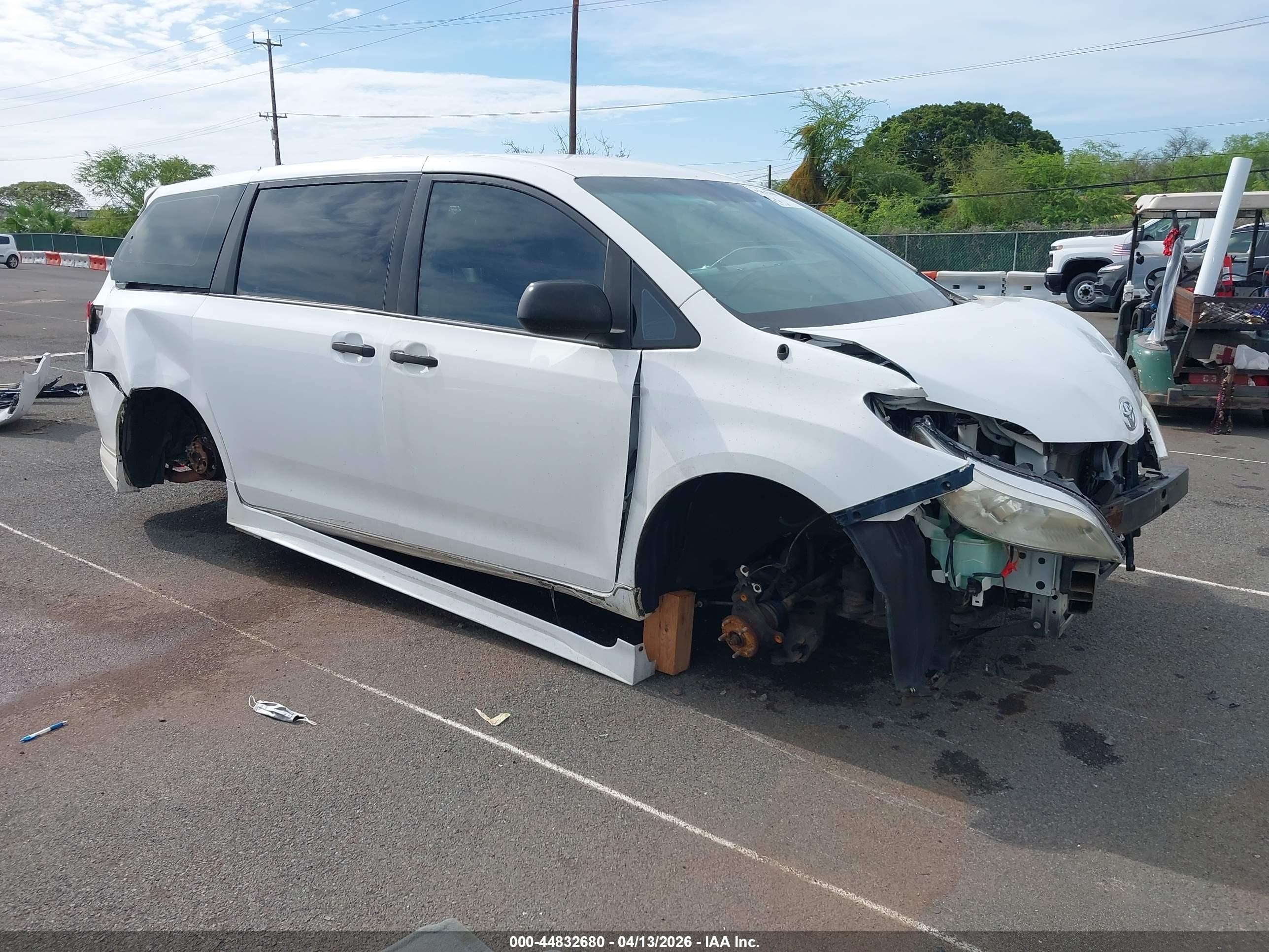 2013 Toyota Sienna L V6 7 Passenger White vin: 5TDZK3DC3DS358364