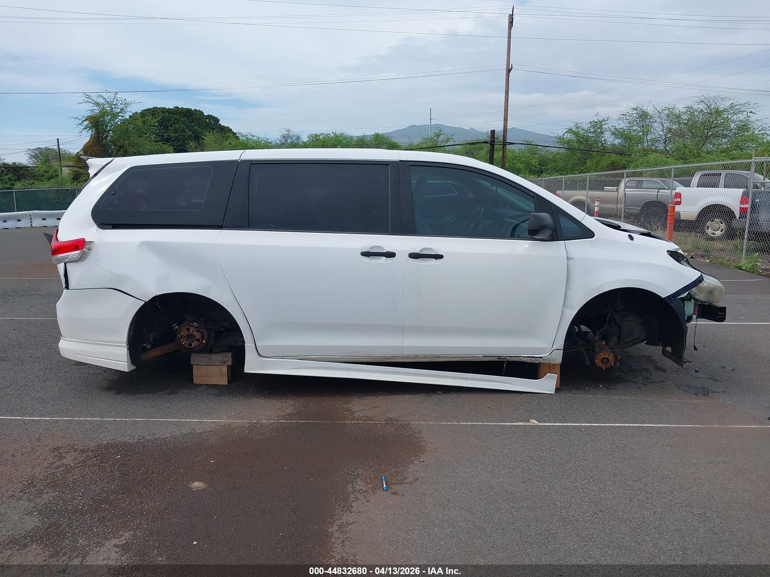 2013 Toyota Sienna L V6 7 Passenger White vin: 5TDZK3DC3DS358364