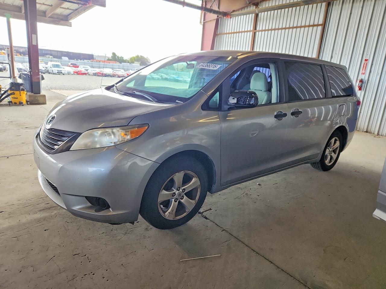 2013 Toyota Sienna L 7-passenger Silver vin: 5TDZK3DC3DS391607