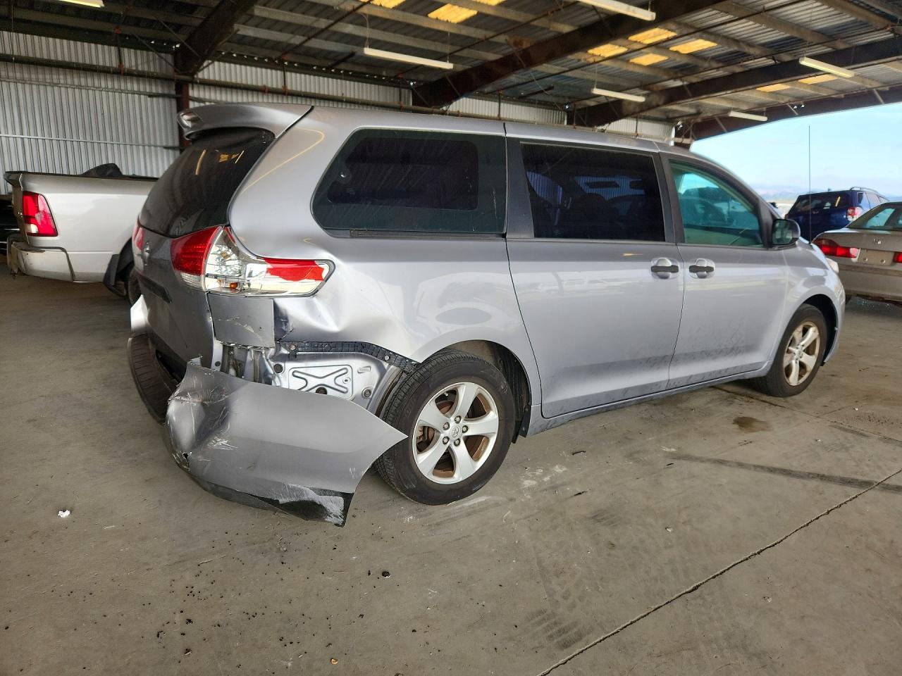 2013 Toyota Sienna L 7-passenger Silver vin: 5TDZK3DC3DS391607