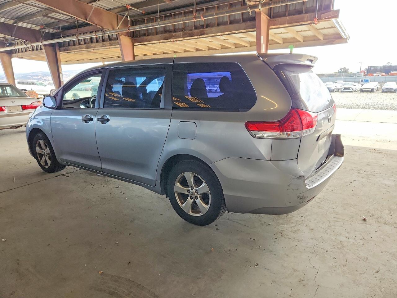 2013 Toyota Sienna L 7-passenger Silver vin: 5TDZK3DC3DS391607