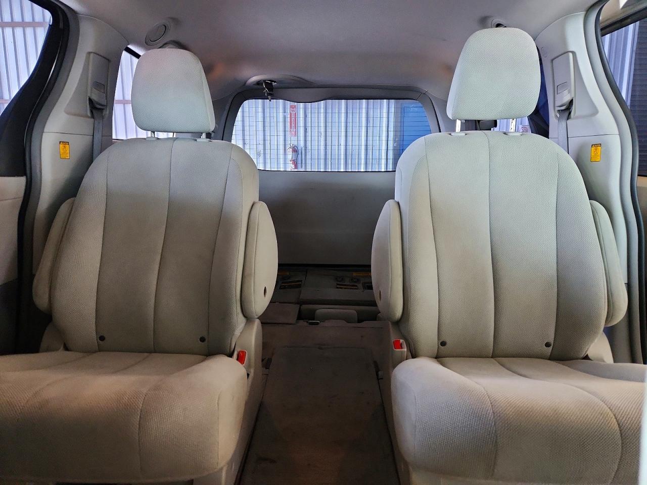 2013 Toyota Sienna L 7-passenger Silver vin: 5TDZK3DC3DS391607