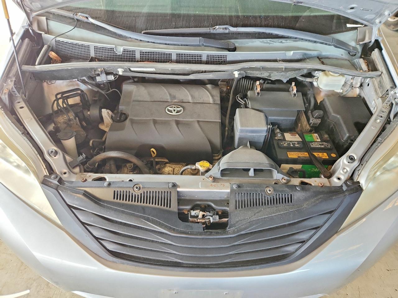 2013 Toyota Sienna L 7-passenger Silver vin: 5TDZK3DC3DS391607