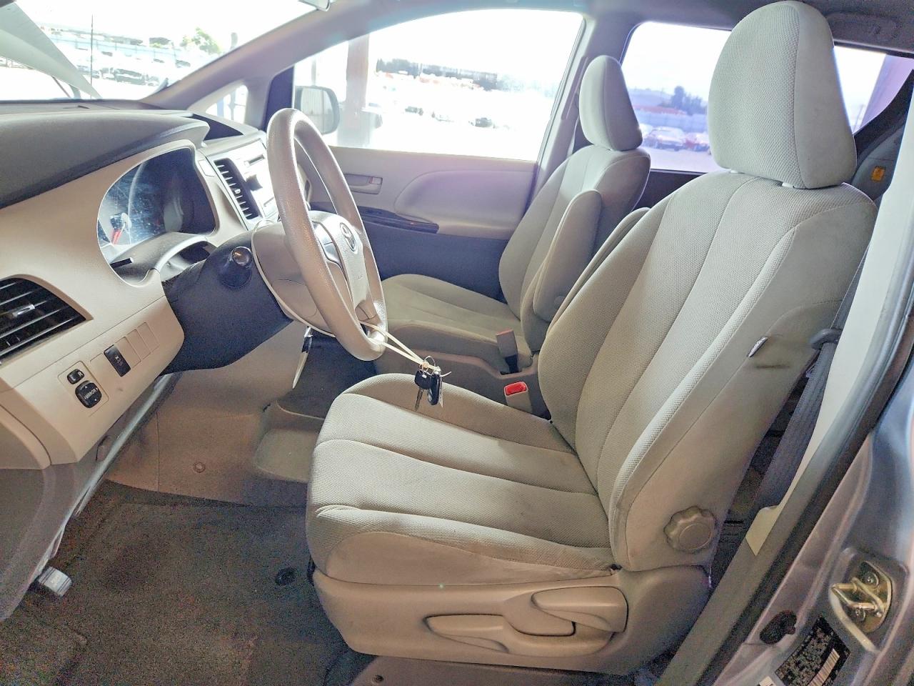 2013 Toyota Sienna L 7-passenger Silver vin: 5TDZK3DC3DS391607