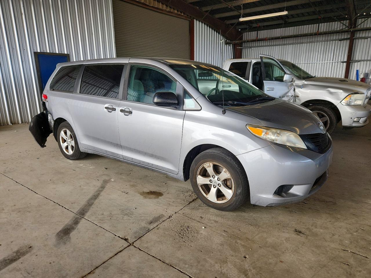 2013 Toyota Sienna L 7-passenger Silver vin: 5TDZK3DC3DS391607
