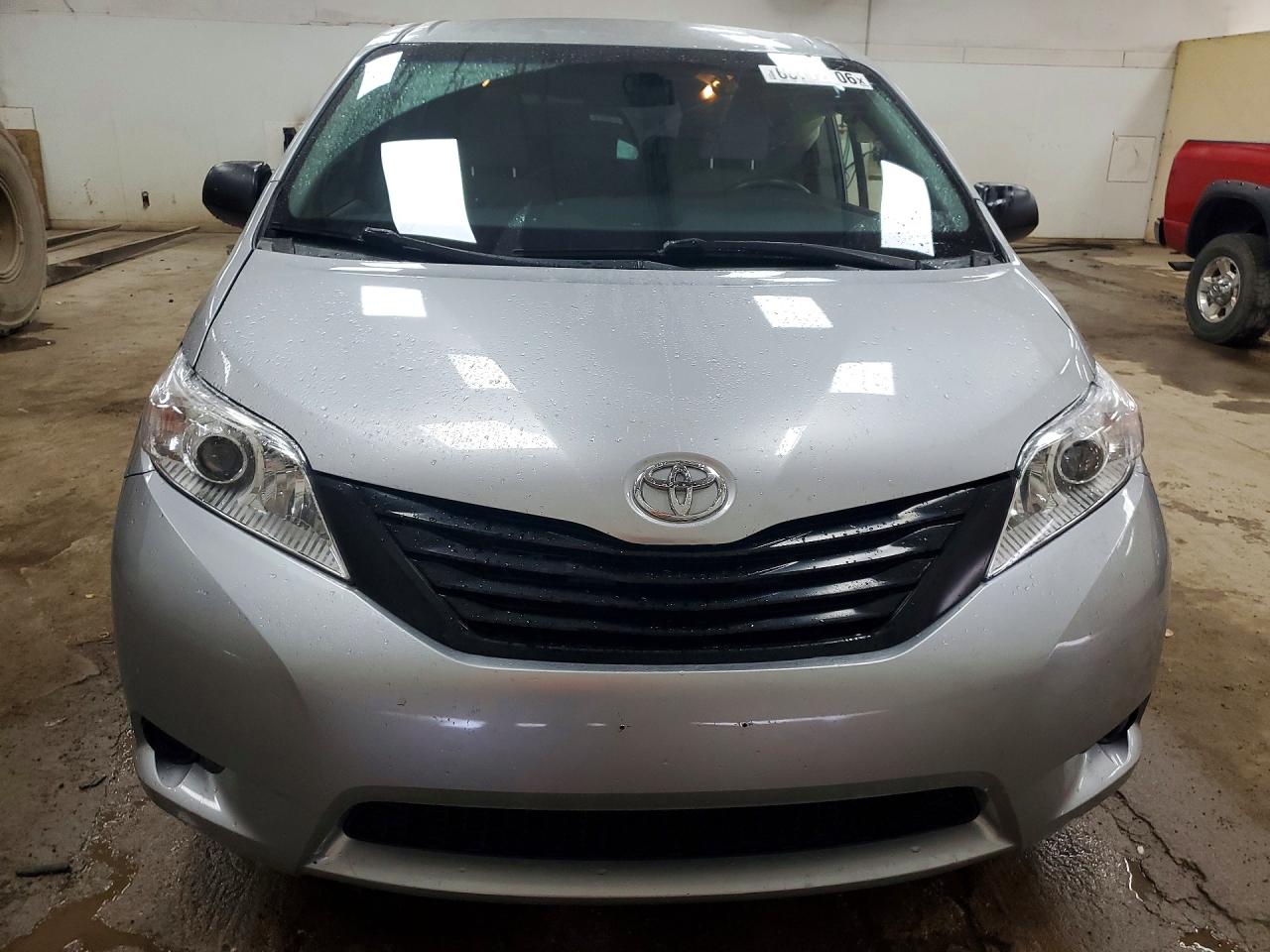 2015 Toyota Sienna L 7-passenger Silver vin: 5TDZK3DC3FS646940