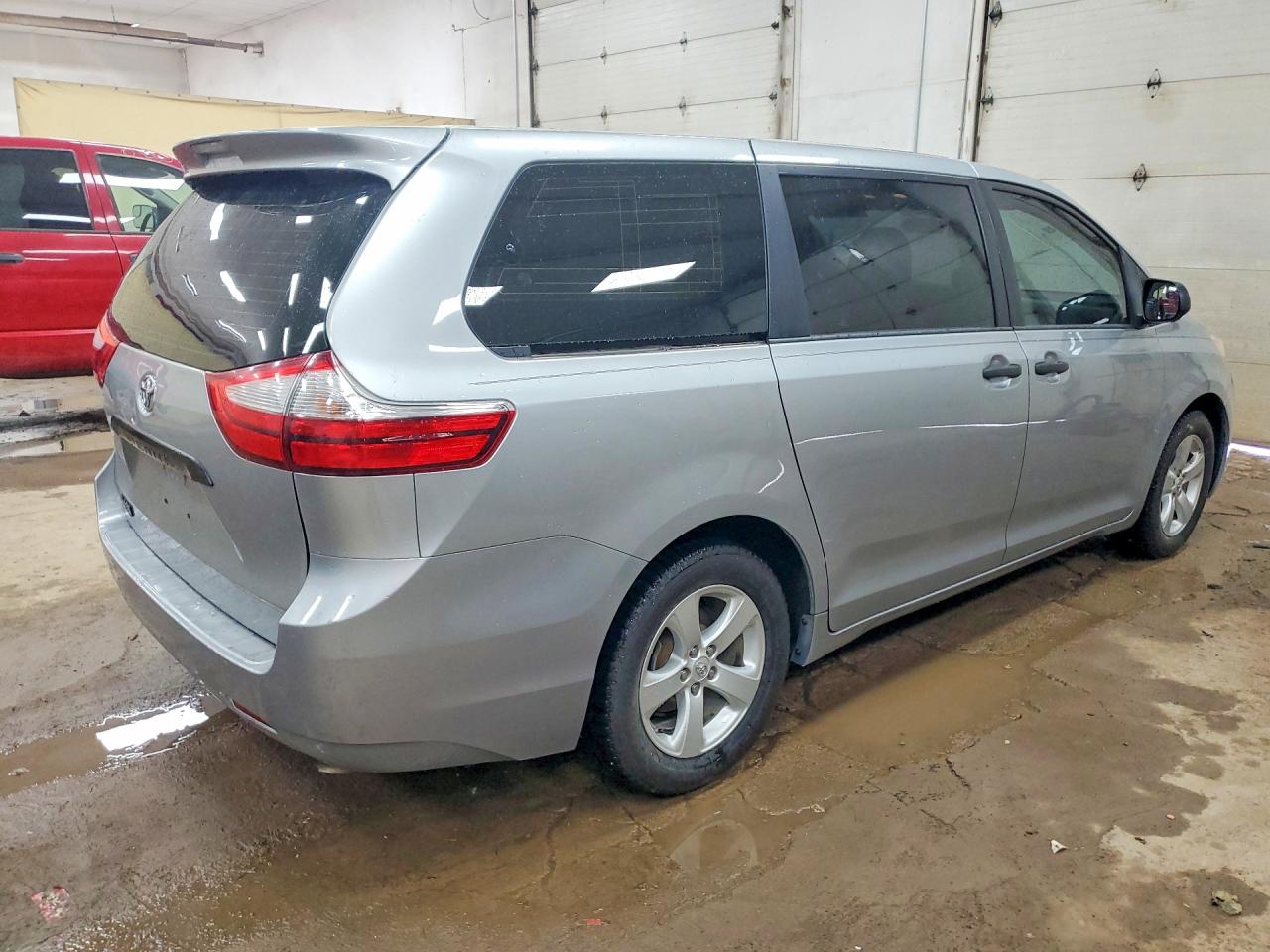 2015 Toyota Sienna L 7-passenger Silver vin: 5TDZK3DC3FS646940