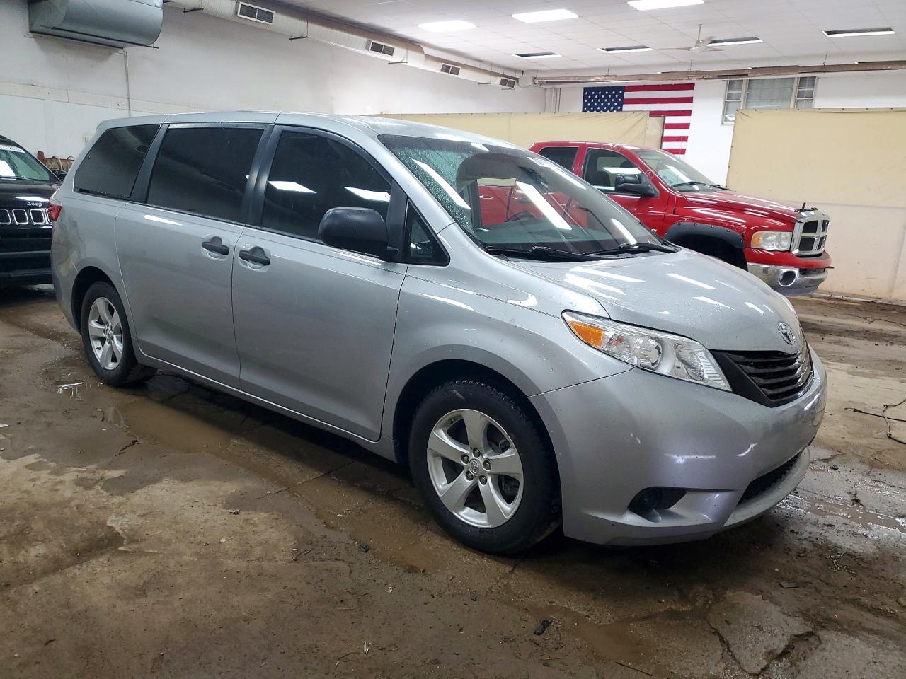 2015 Toyota Sienna L 7-passenger Silver vin: 5TDZK3DC3FS646940