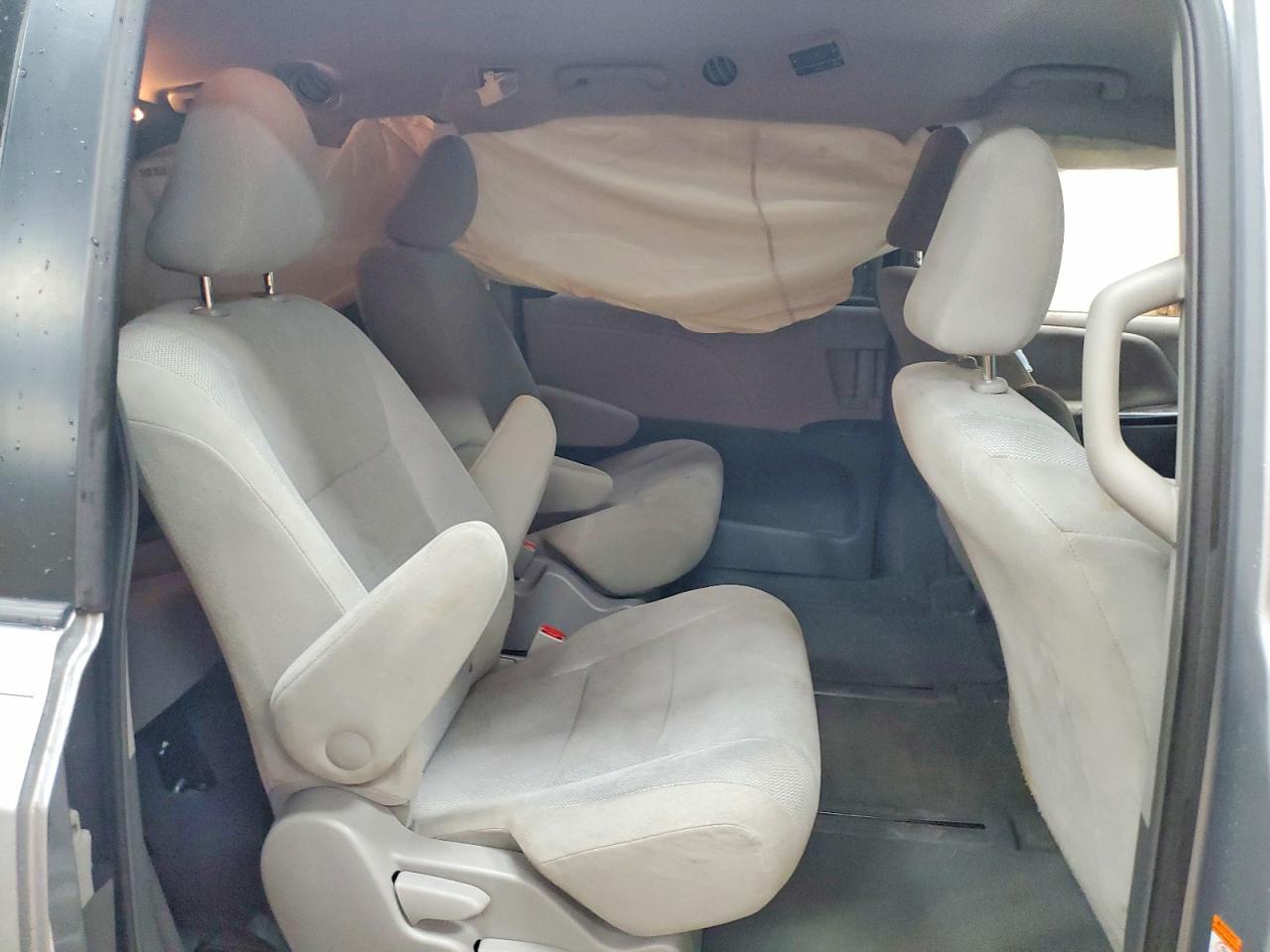 2015 Toyota Sienna L 7-passenger Silver vin: 5TDZK3DC3FS646940