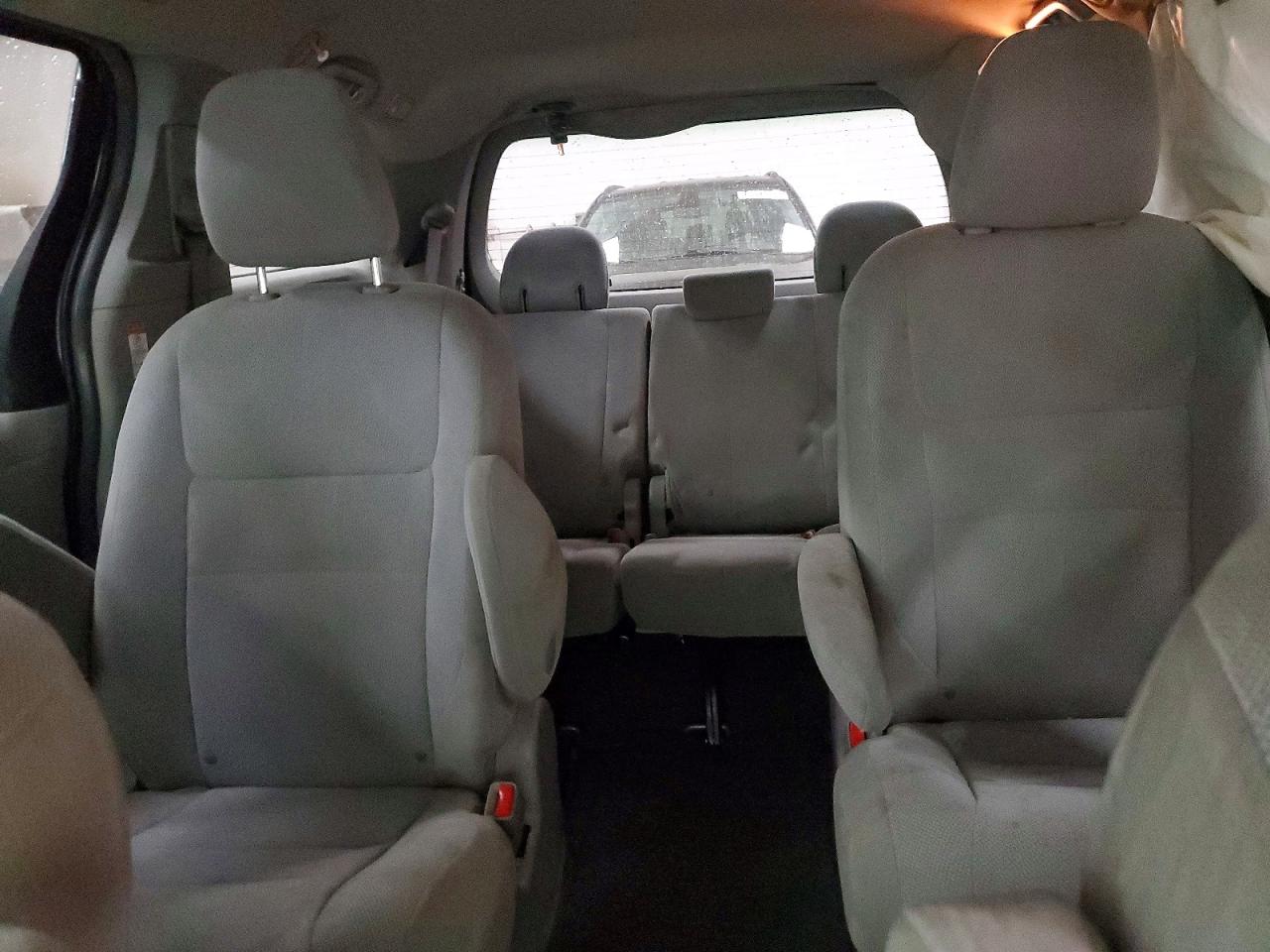 2015 Toyota Sienna L 7-passenger Silver vin: 5TDZK3DC3FS646940
