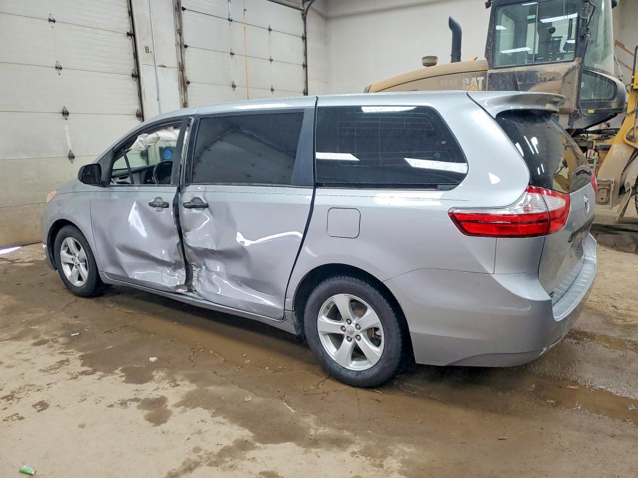 2015 Toyota Sienna L 7-passenger Silver vin: 5TDZK3DC3FS646940