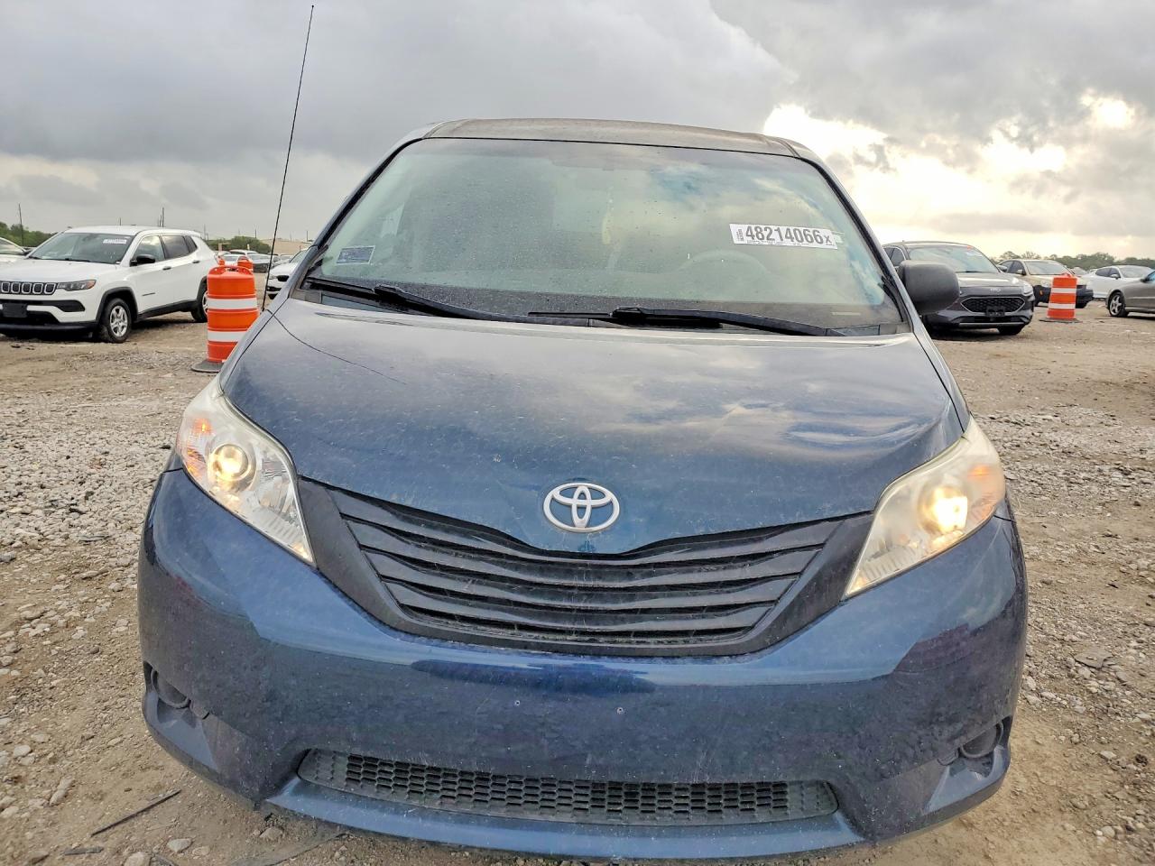 2011 Toyota Sienna Base 7-passenger Blue vin: 5TDZK3DC4BS025040