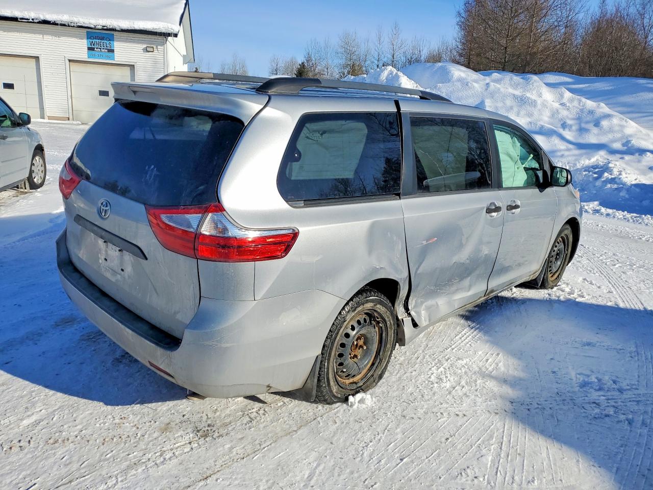 2015 Toyota Sienna Серебряный vin: 5TDZK3DC4FS595626