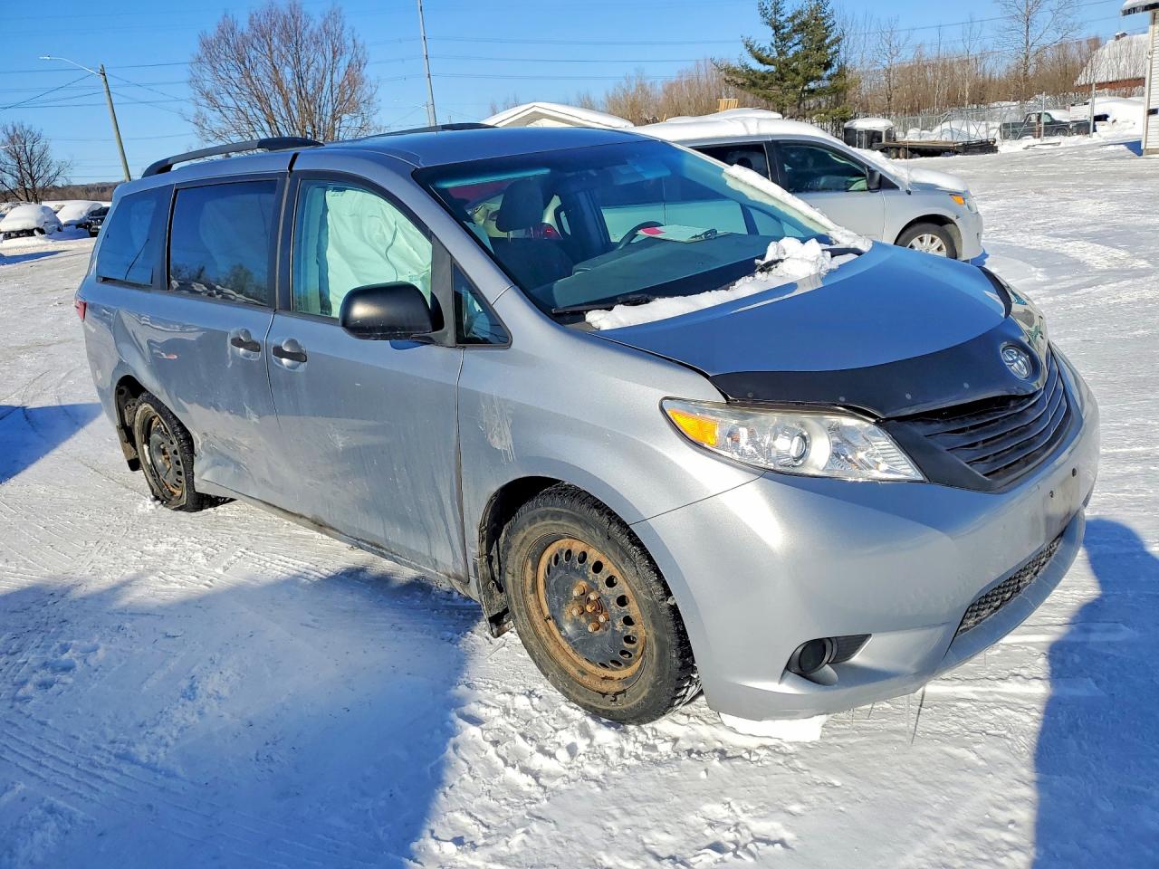 2015 Toyota Sienna Серебряный vin: 5TDZK3DC4FS595626