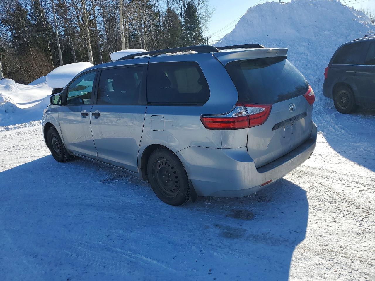 2015 Toyota Sienna Серебряный vin: 5TDZK3DC4FS595626