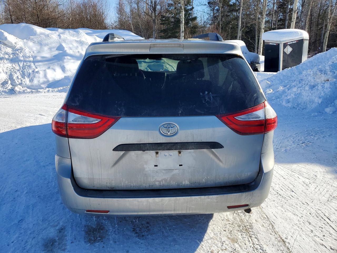 2015 Toyota Sienna Серебряный vin: 5TDZK3DC4FS595626