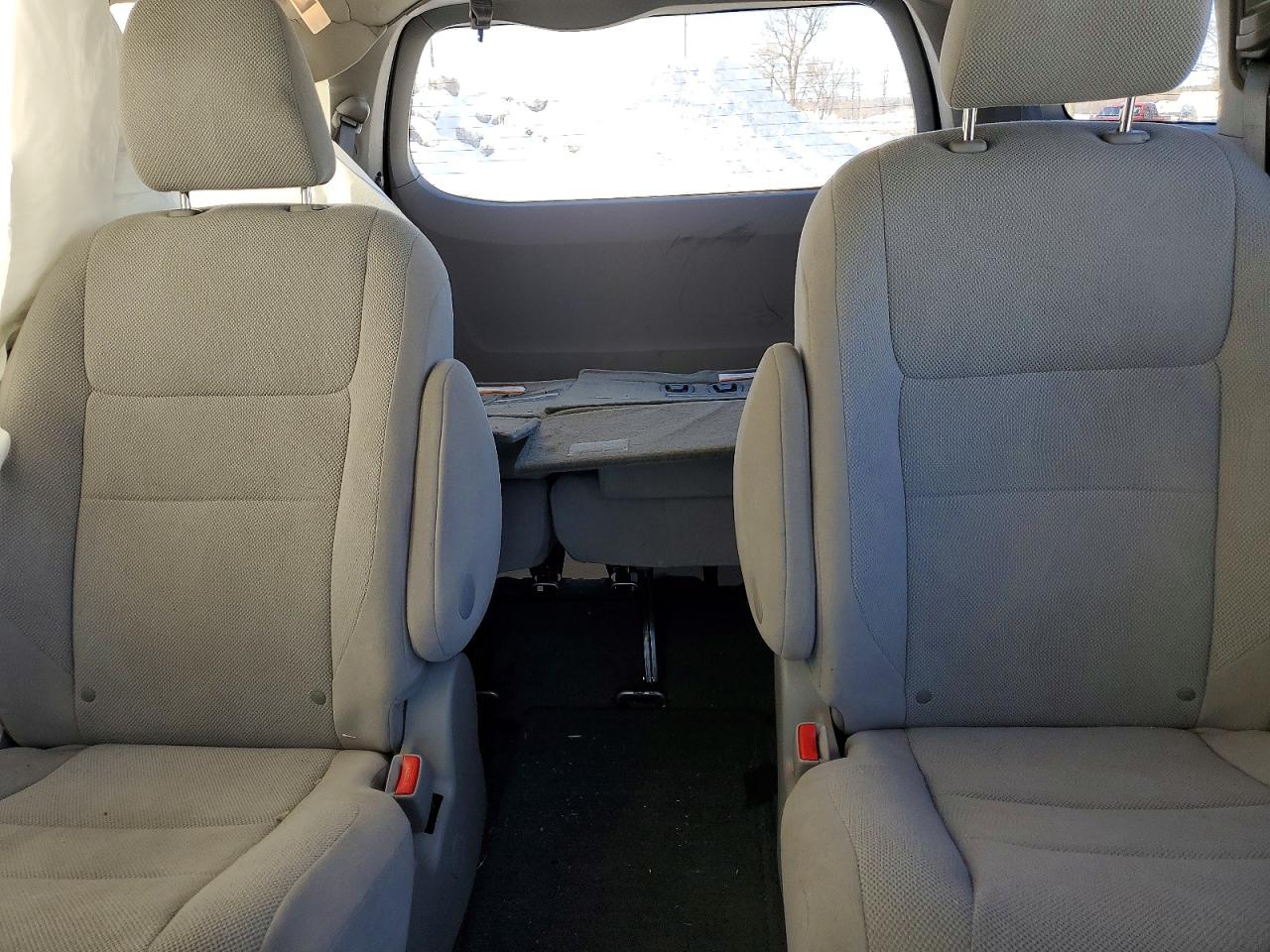 2015 Toyota Sienna Серебряный vin: 5TDZK3DC4FS595626