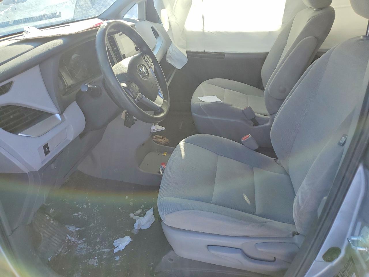 2015 Toyota Sienna Серебряный vin: 5TDZK3DC4FS595626