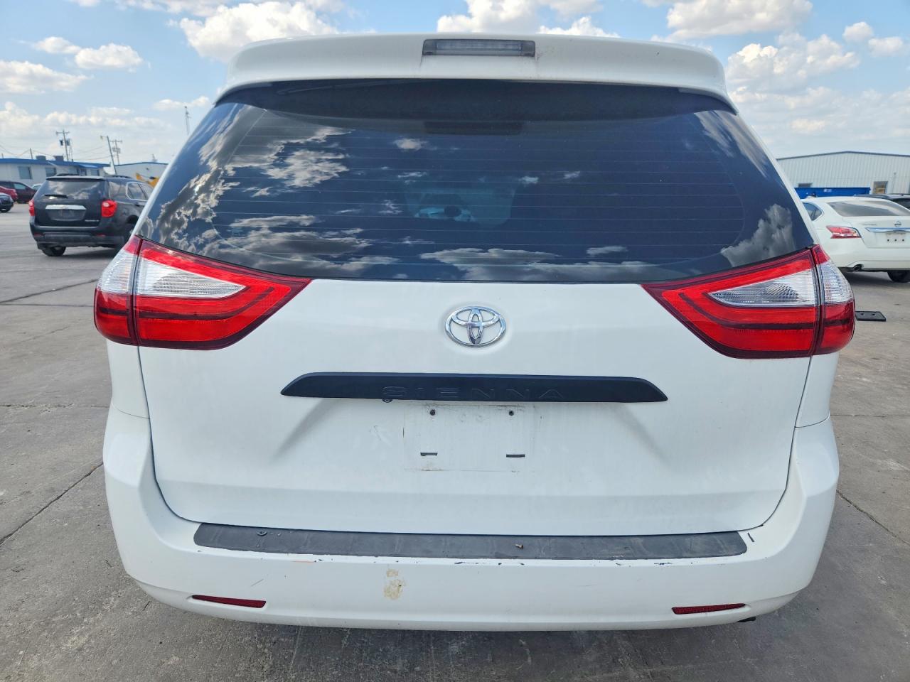 2015 Toyota Sienna L 7-passenger Белый vin: 5TDZK3DC4FS644176