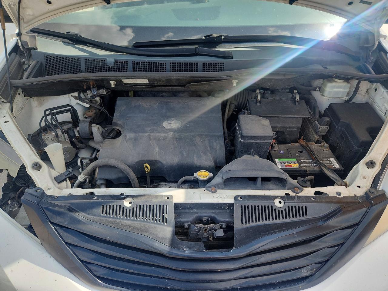 2015 Toyota Sienna L 7-passenger Белый vin: 5TDZK3DC4FS644176