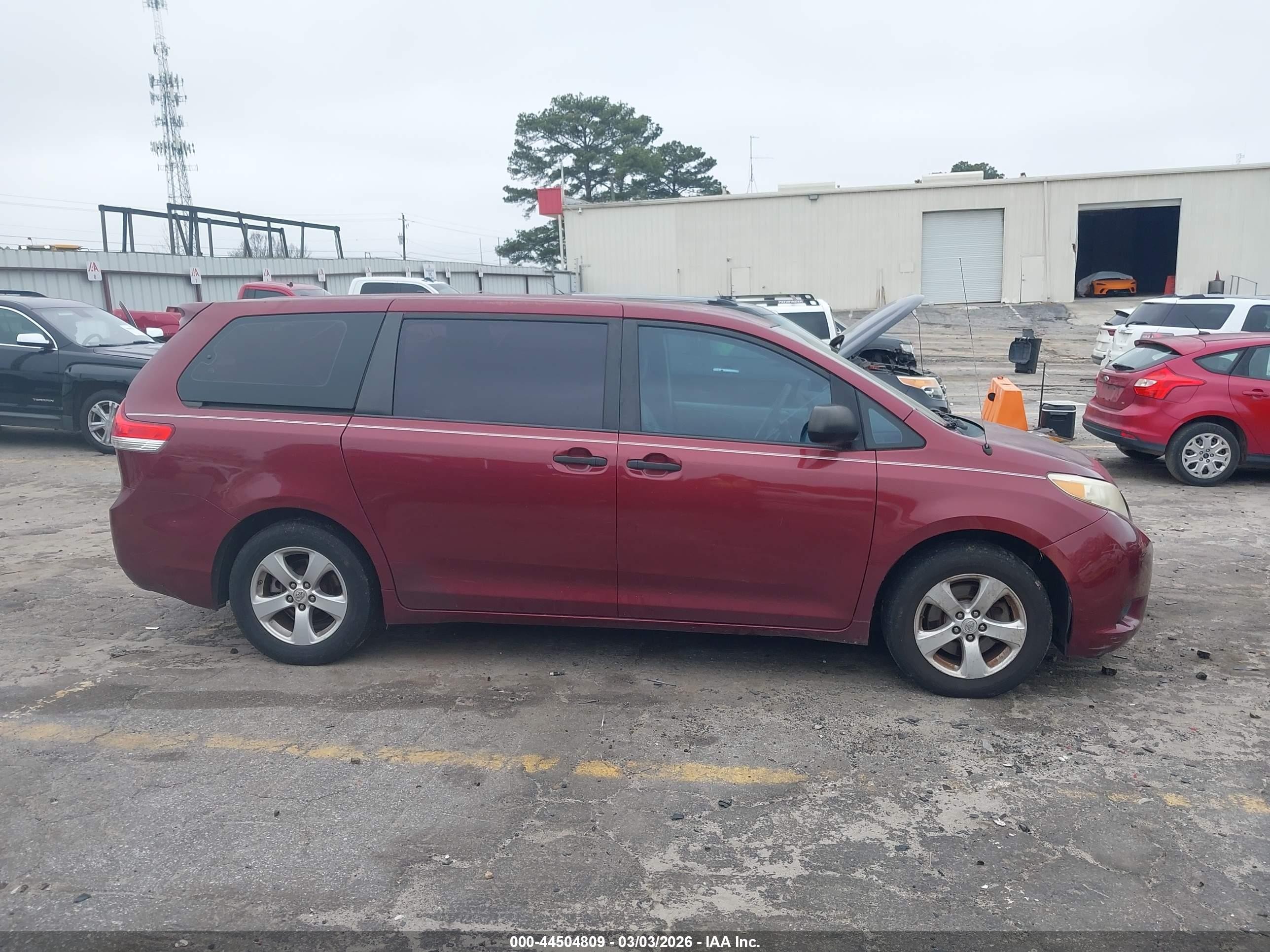 2011 Toyota Sienna Base V6 Burgundy vin: 5TDZK3DC5BS072531