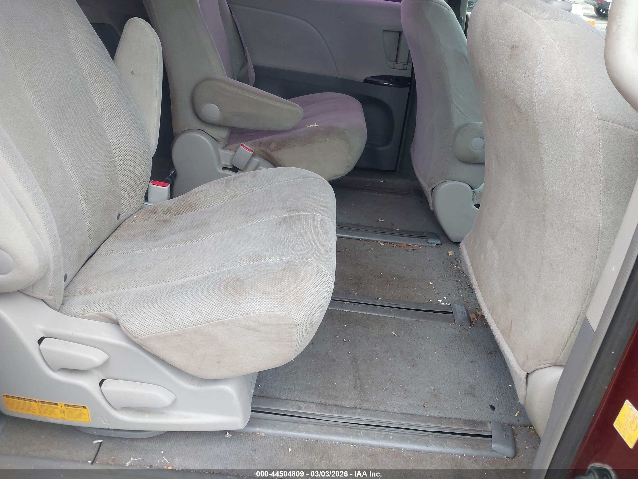 2011 Toyota Sienna Base V6 Burgundy vin: 5TDZK3DC5BS072531