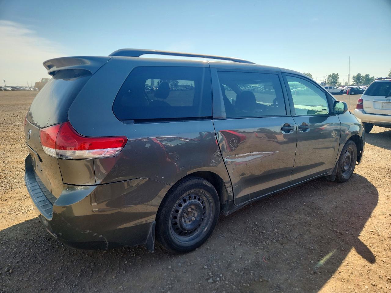 2011 Toyota Sienna Base 7-passenger Green vin: 5TDZK3DC5BS085747