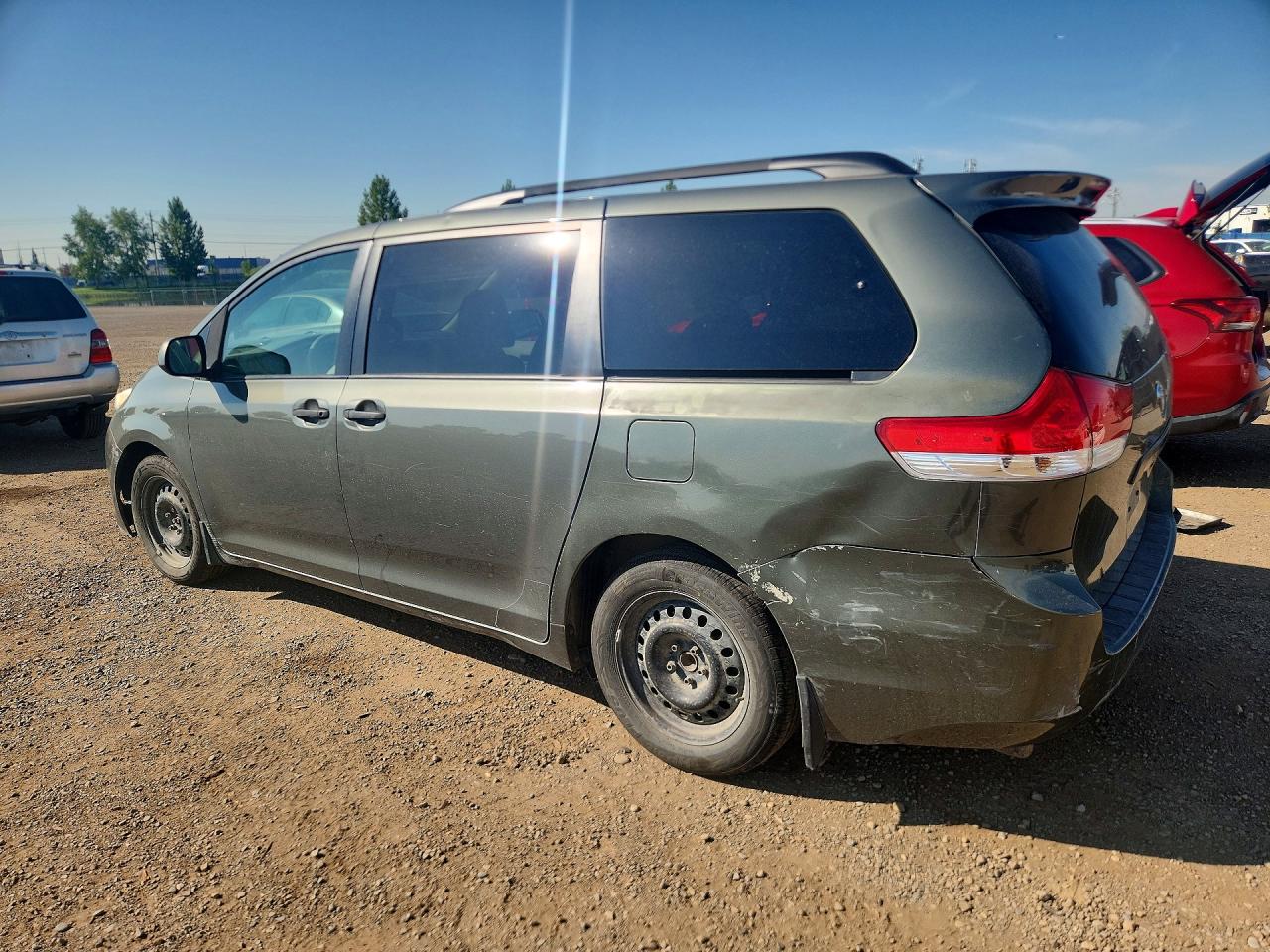 2011 Toyota Sienna Base 7-passenger Green vin: 5TDZK3DC5BS085747