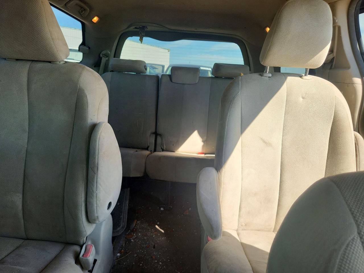 2011 Toyota Sienna Base 7-passenger Green vin: 5TDZK3DC5BS085747