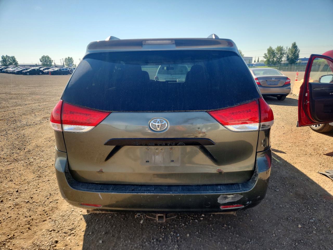 2011 Toyota Sienna Base 7-passenger Green vin: 5TDZK3DC5BS085747