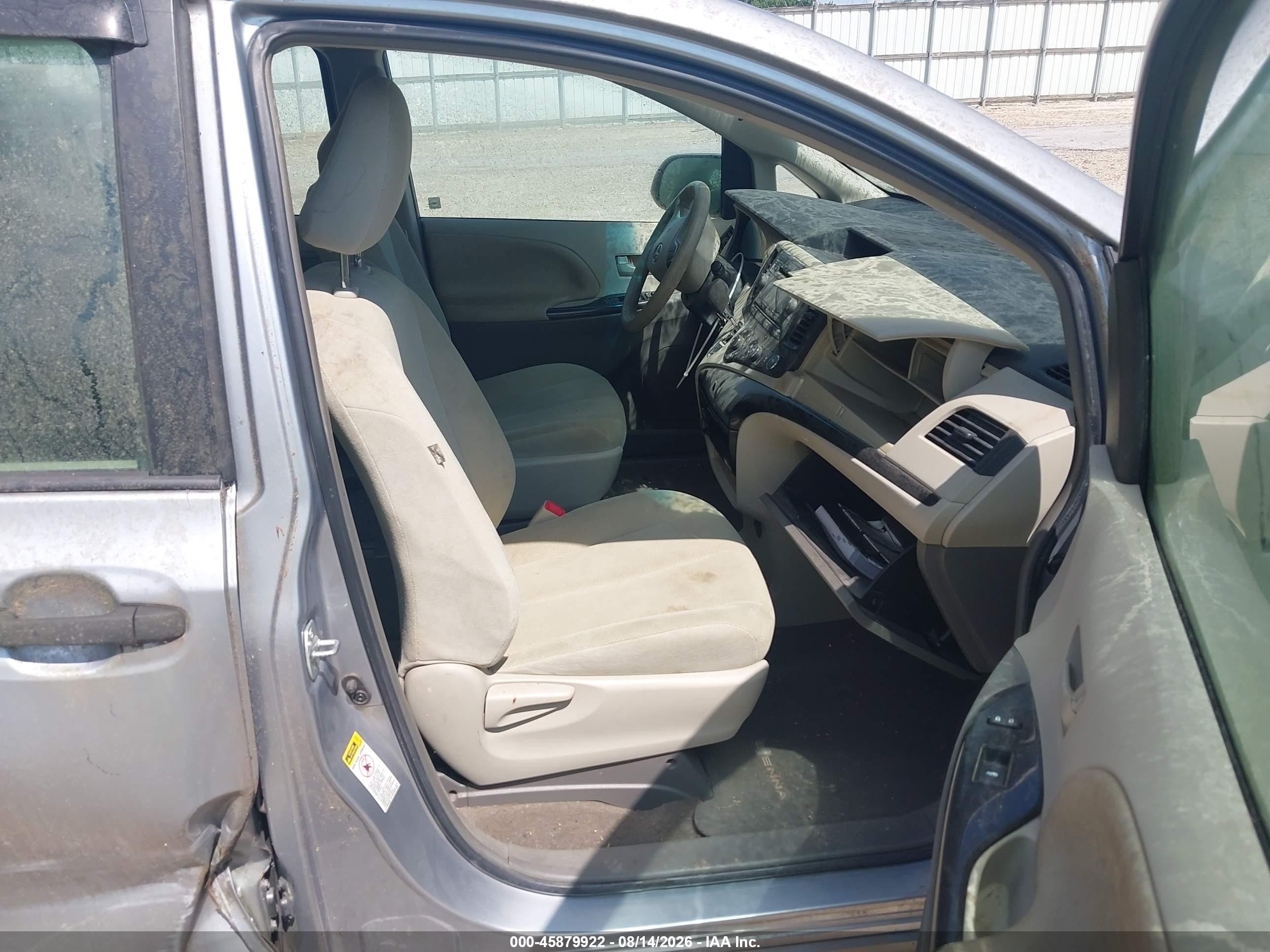 2011 Toyota Sienna Base V6 Серебряный vin: 5TDZK3DC5BS164917