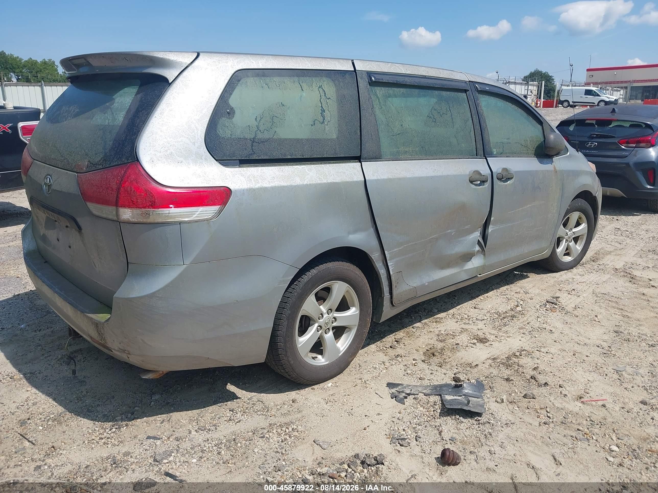 2011 Toyota Sienna Base V6 Серебряный vin: 5TDZK3DC5BS164917