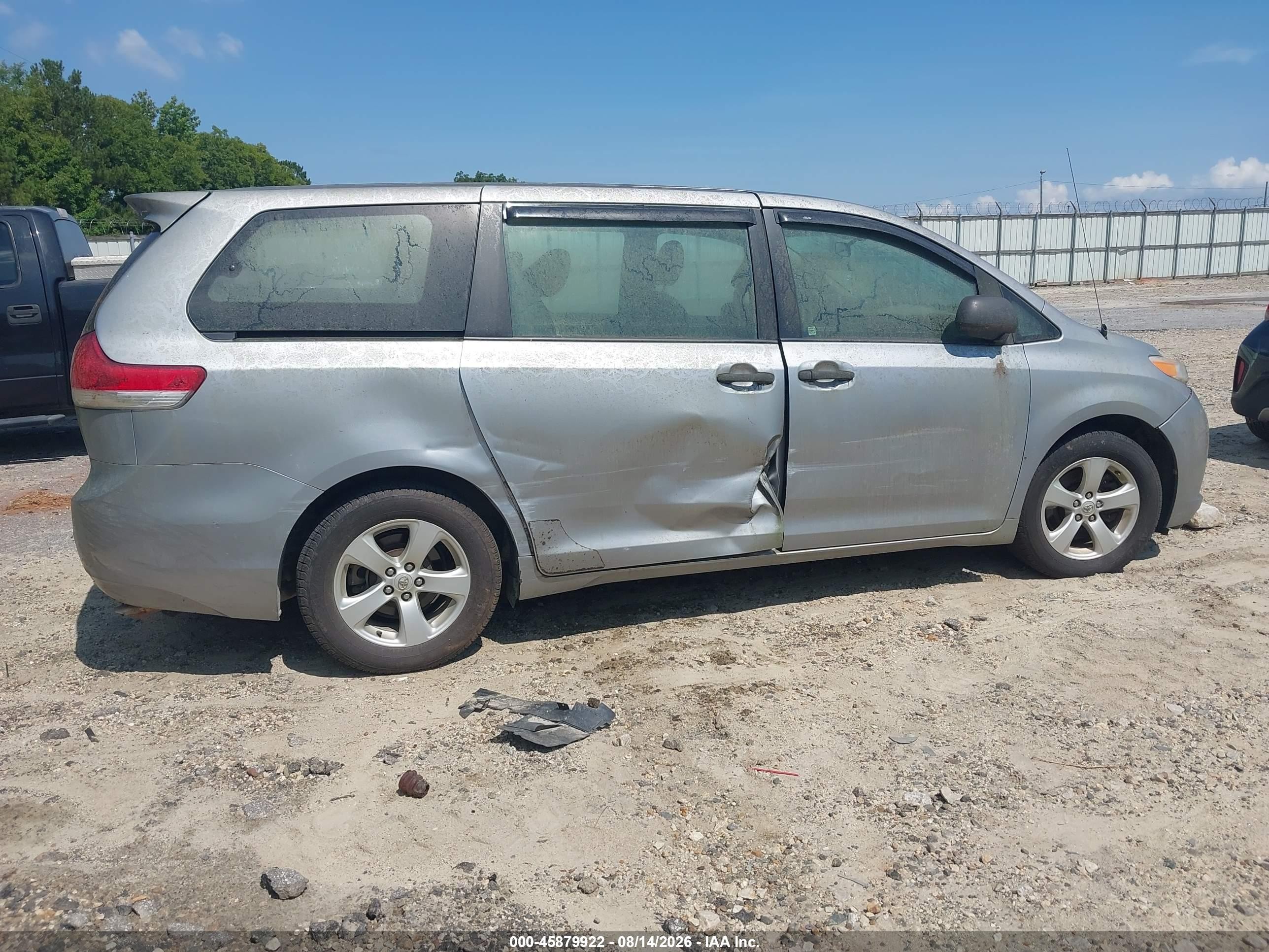 2011 Toyota Sienna Base V6 Серебряный vin: 5TDZK3DC5BS164917