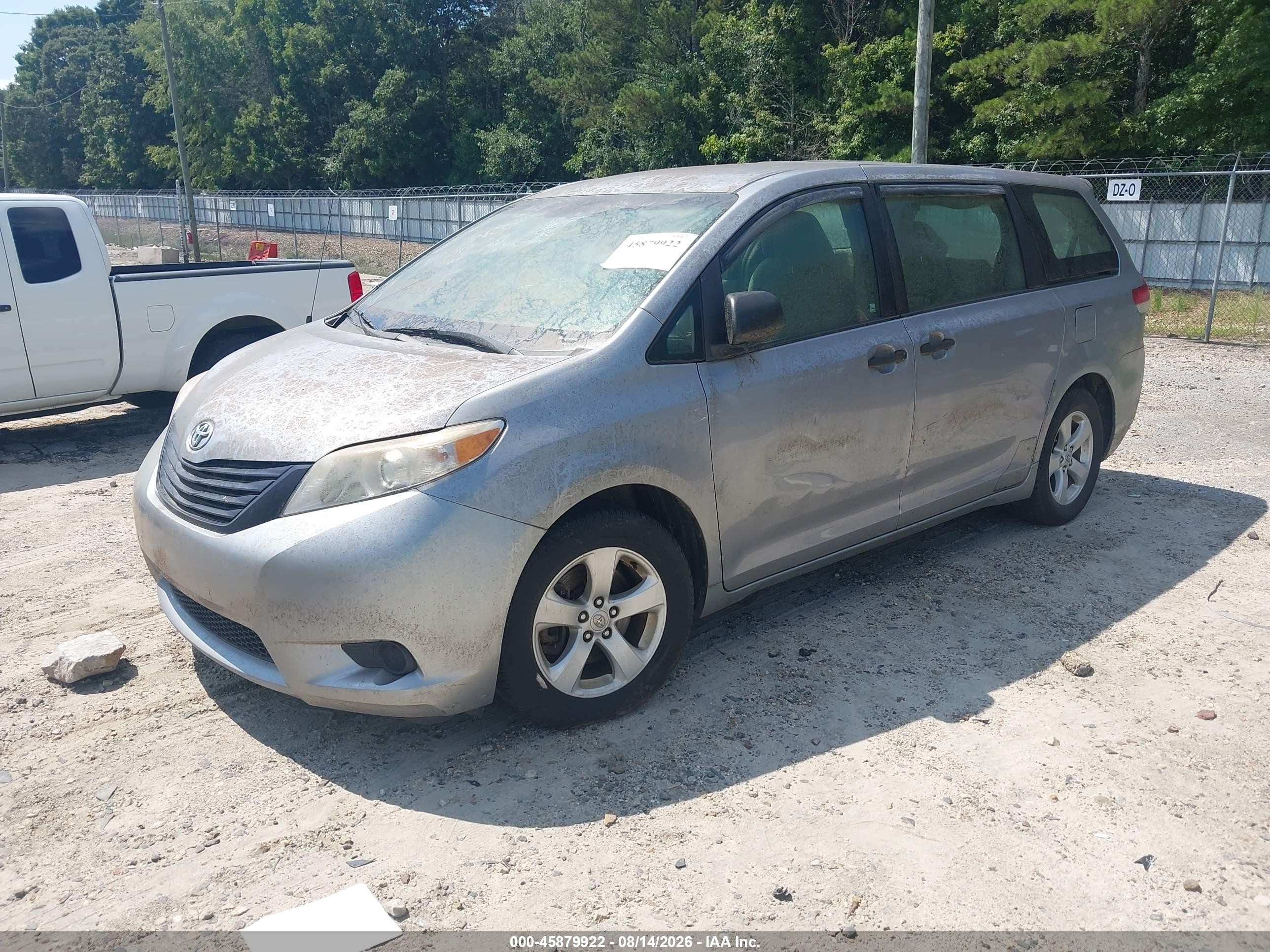 2011 Toyota Sienna Base V6 Серебряный vin: 5TDZK3DC5BS164917