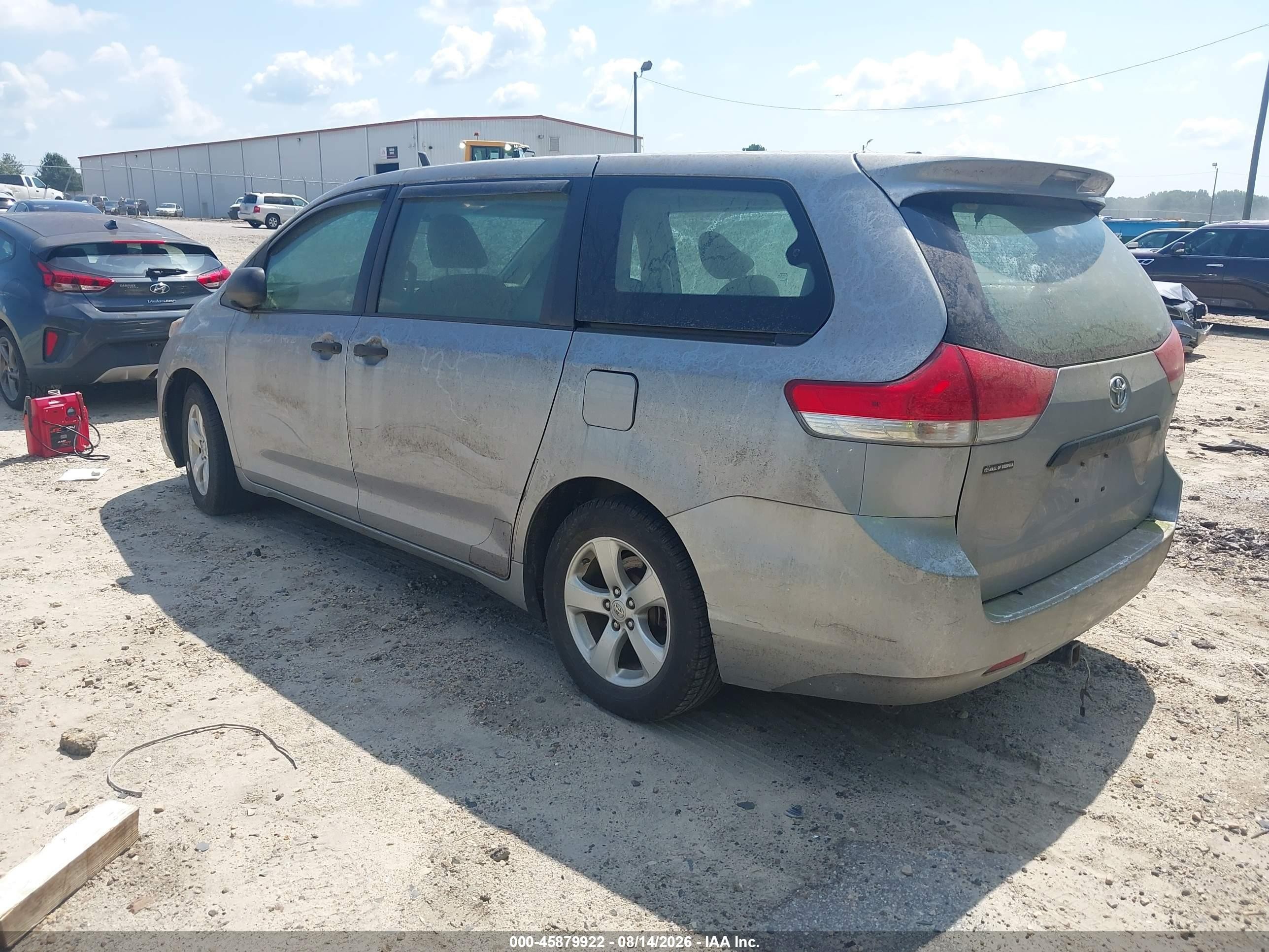 2011 Toyota Sienna Base V6 Серебряный vin: 5TDZK3DC5BS164917