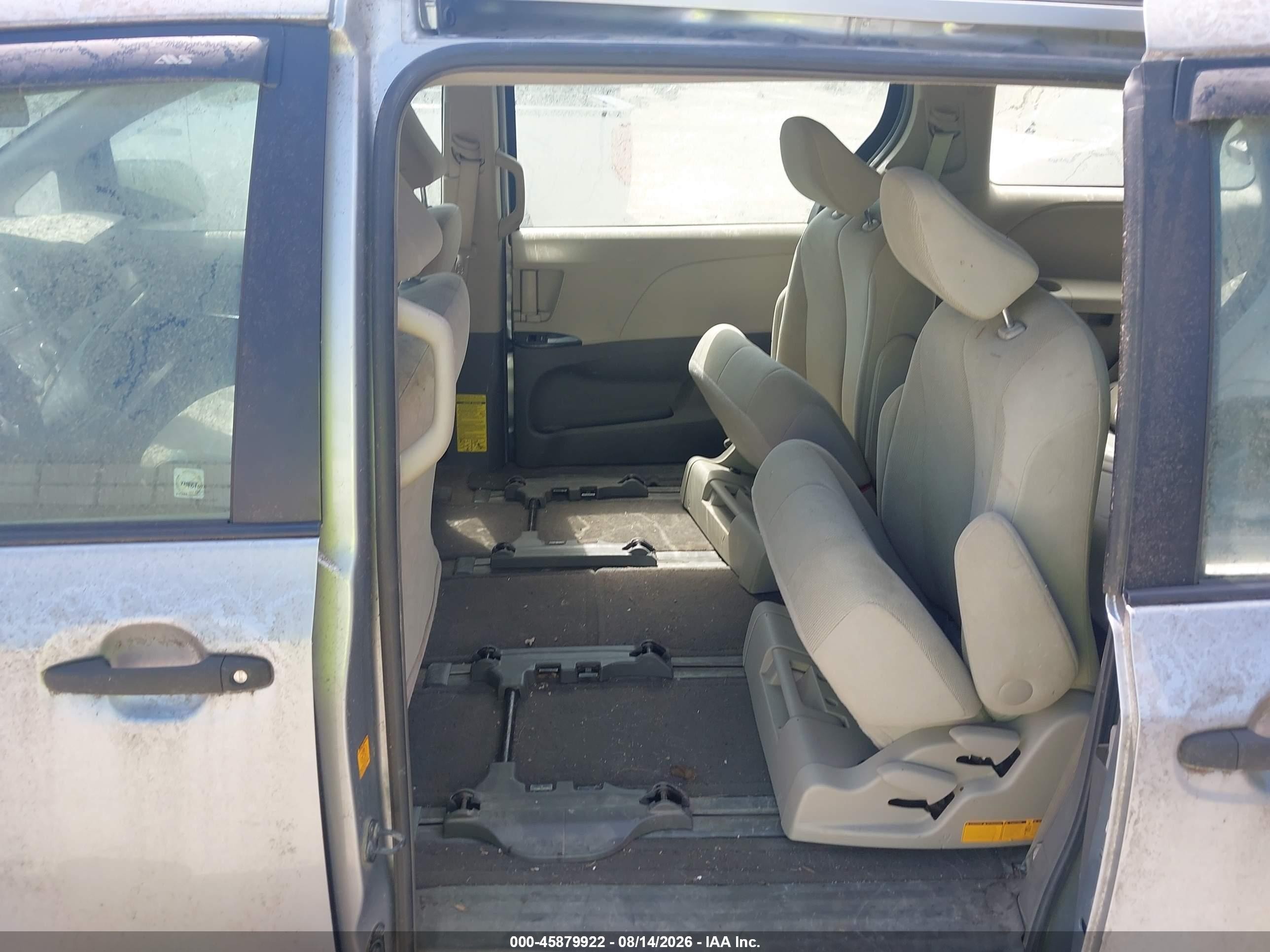 2011 Toyota Sienna Base V6 Серебряный vin: 5TDZK3DC5BS164917
