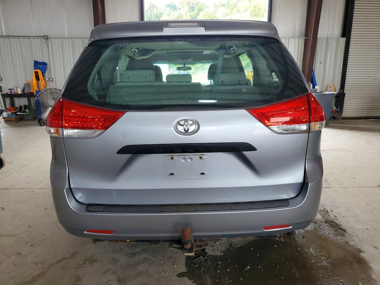 2012 Toyota Sienna Base 7-passenger Серебряный vin: 5TDZK3DC5CS185669