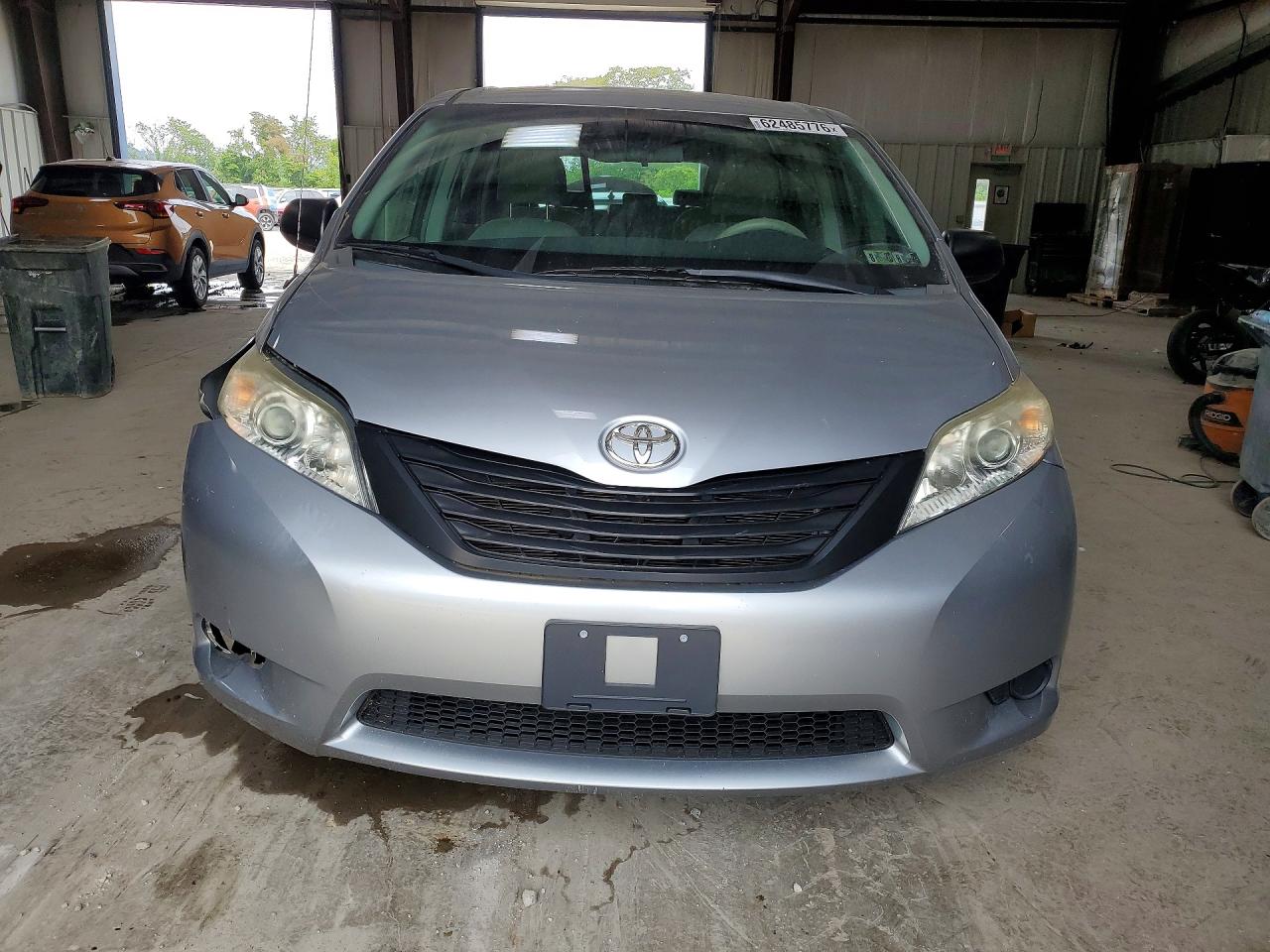 2012 Toyota Sienna Base 7-passenger Серебряный vin: 5TDZK3DC5CS185669