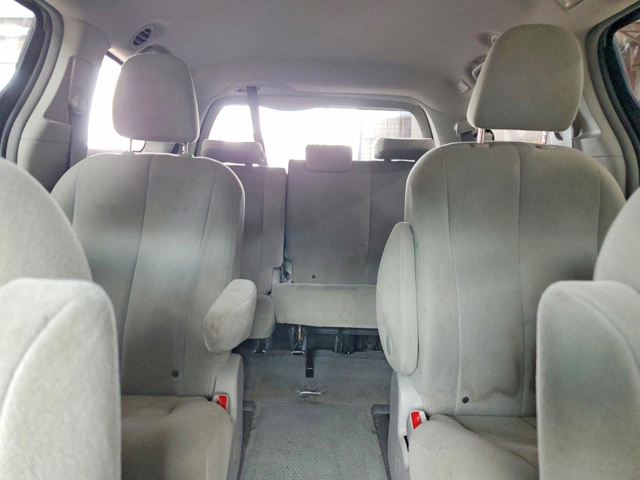 2012 Toyota Sienna Base 7-passenger Серебряный vin: 5TDZK3DC5CS185669